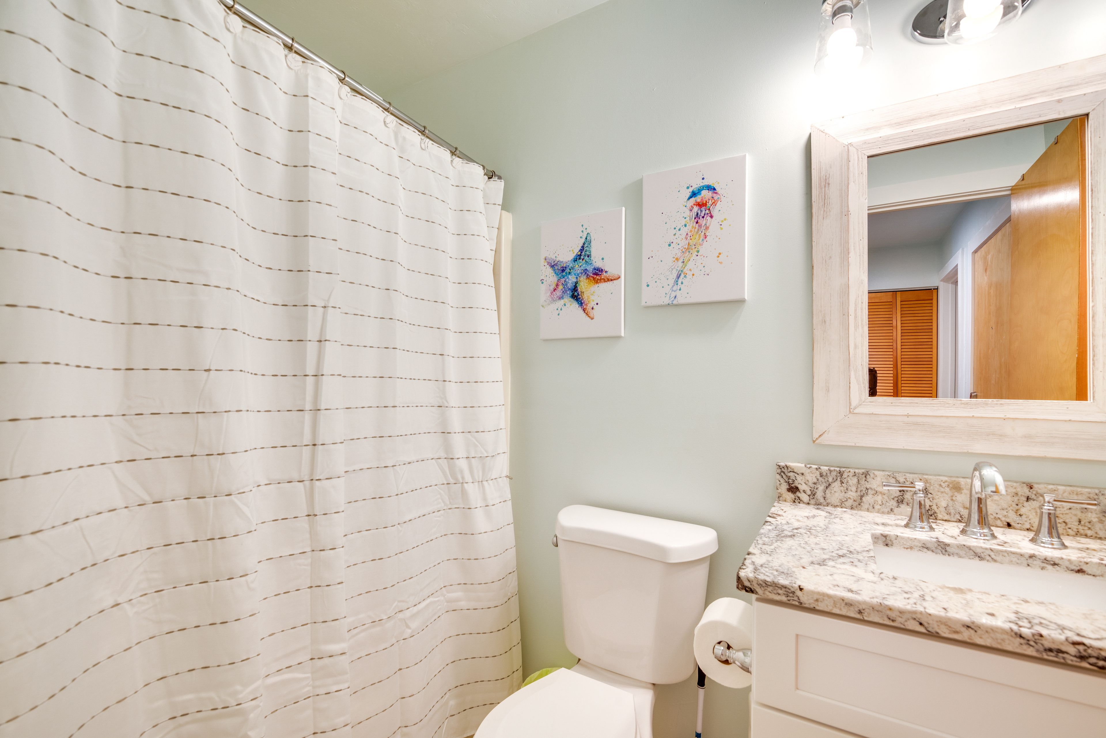 Full Bathroom | Shower/Tub Combo | Towels Provided