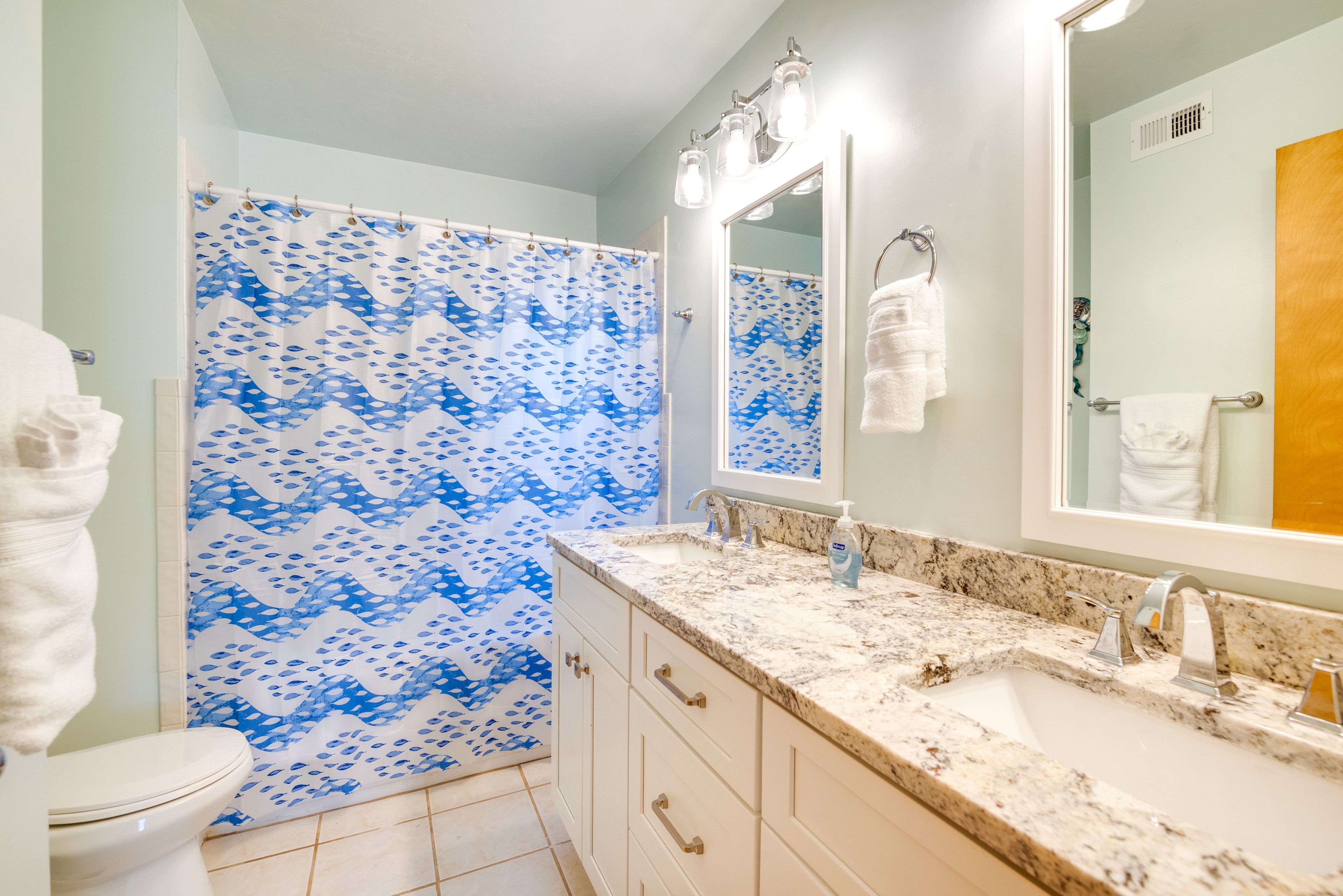 Full Bathroom | Shower/Tub Combo | Towels Provided | Complimentary Toiletries