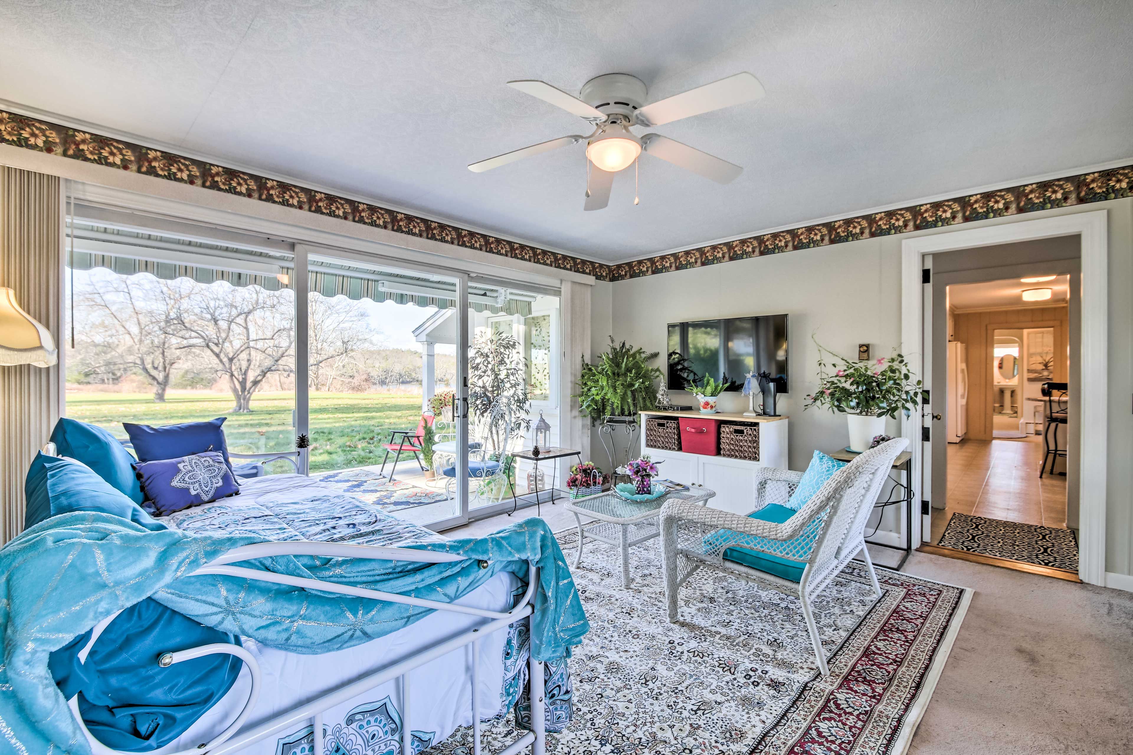 Living Room | Twin Daybed w/ Twin Trundle | 3 Sleeper Sofas