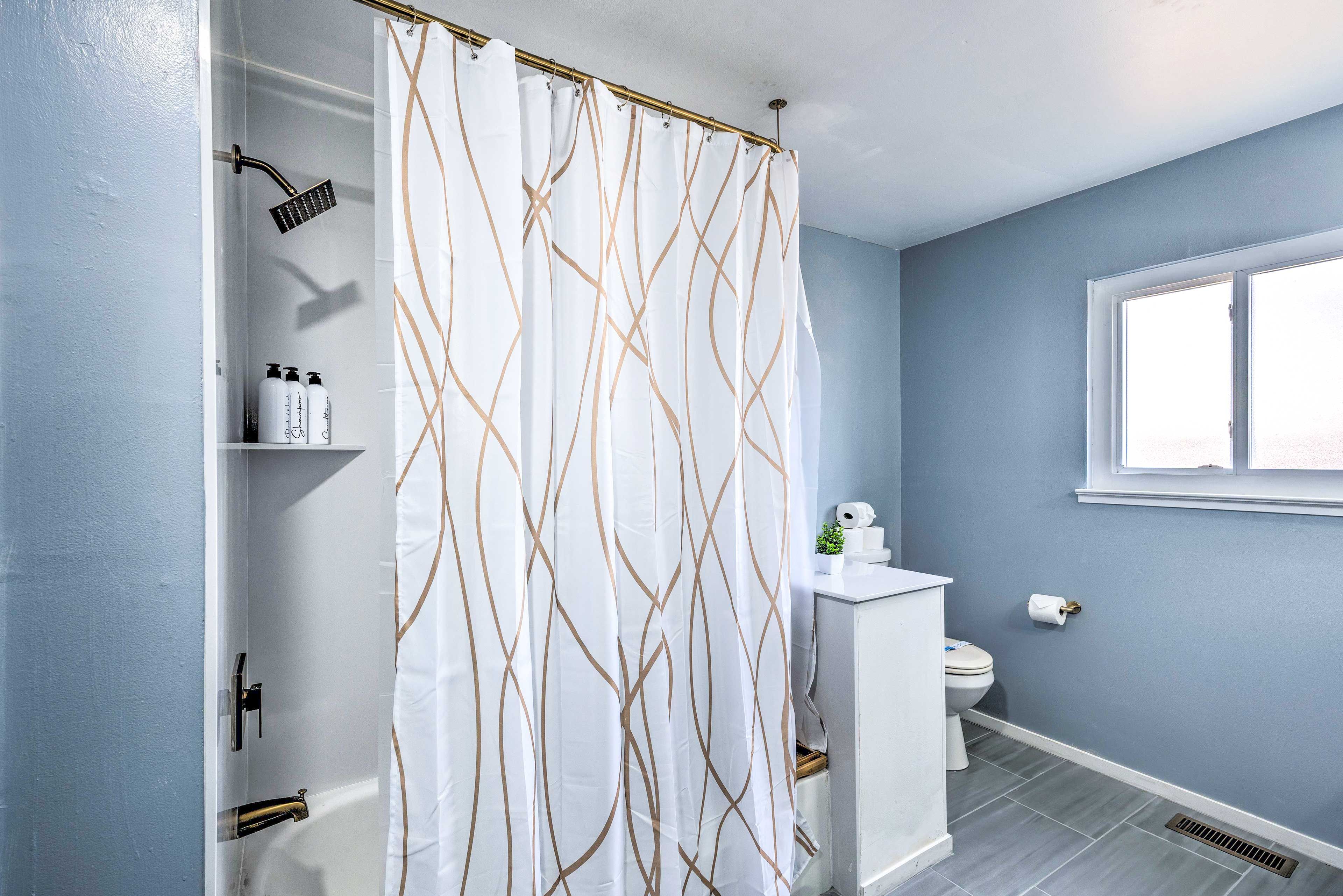 Full Bathroom | Towels Provided | Hair Dryer