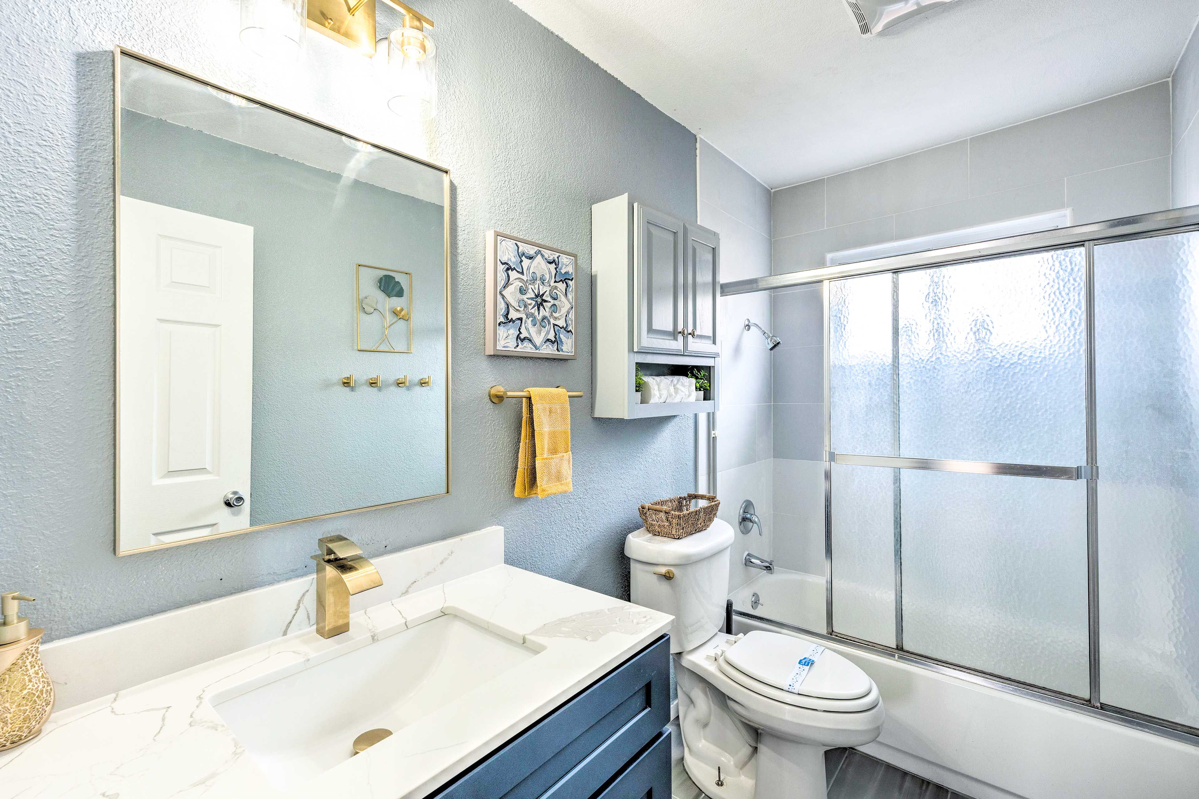 Full Bathroom | Complimentary Toiletries