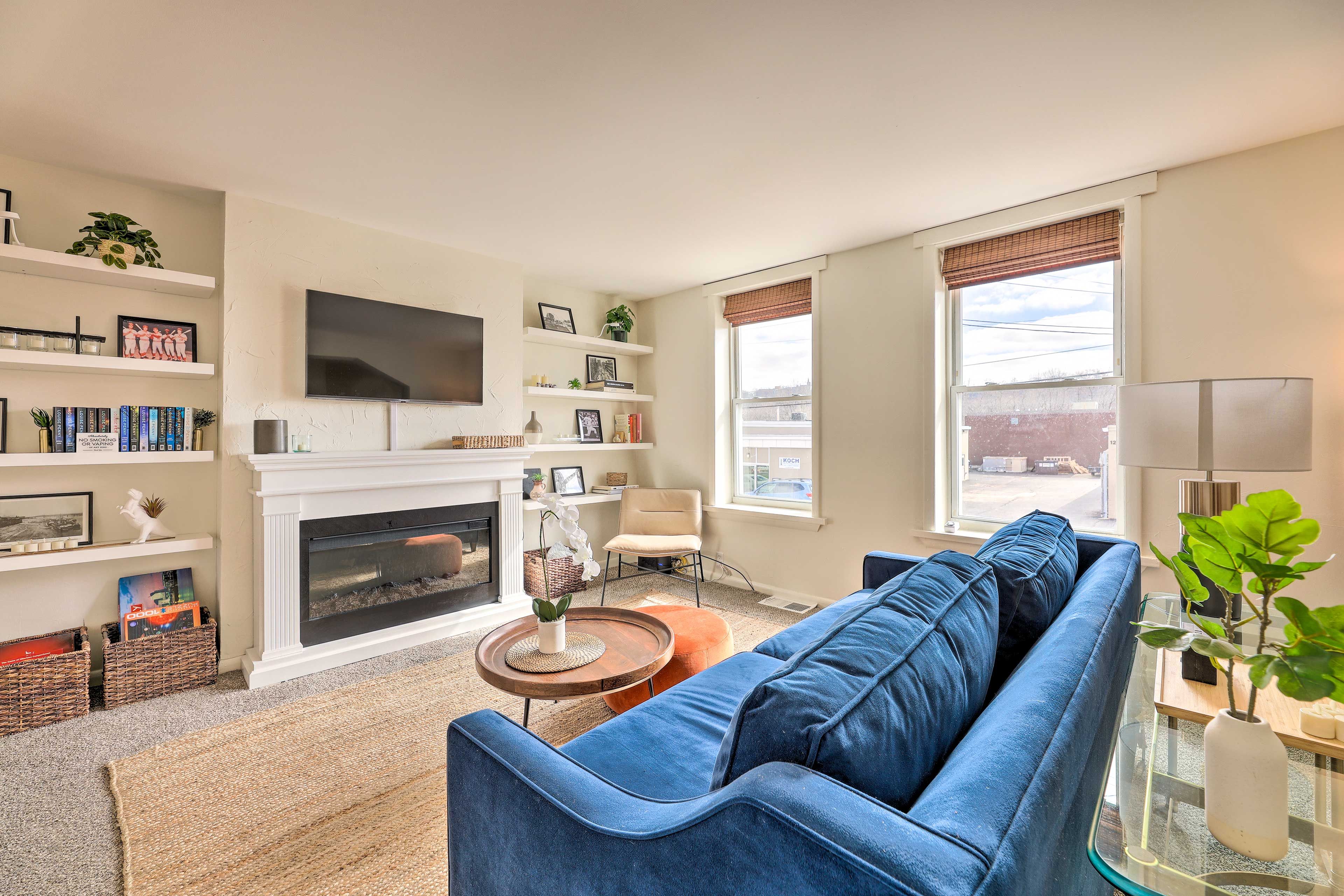 Living Room | Smart TV | Free WiFi | Central A/C & Heating | Board Games & Books
