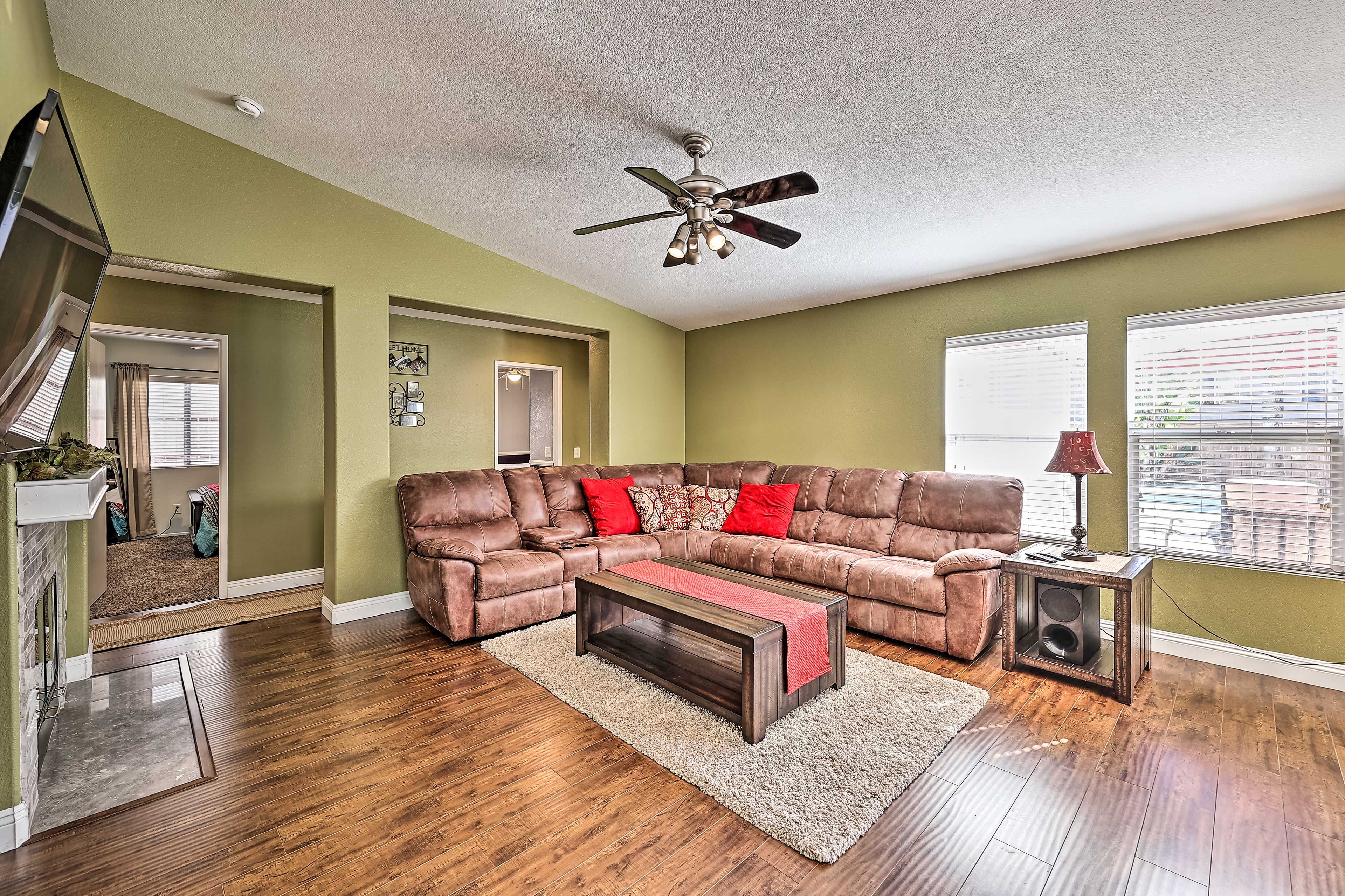 Living Room | Smart TV | Fireplace