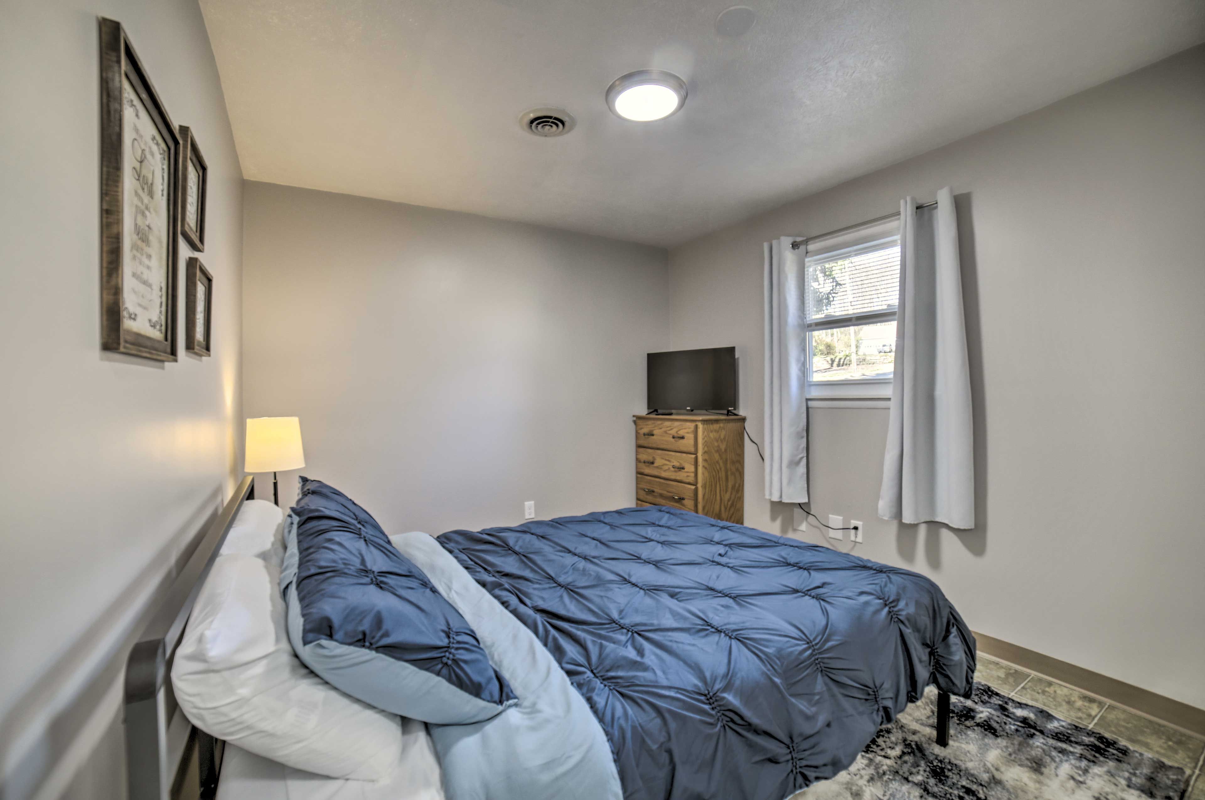 Bedroom 1 | Queen Bed