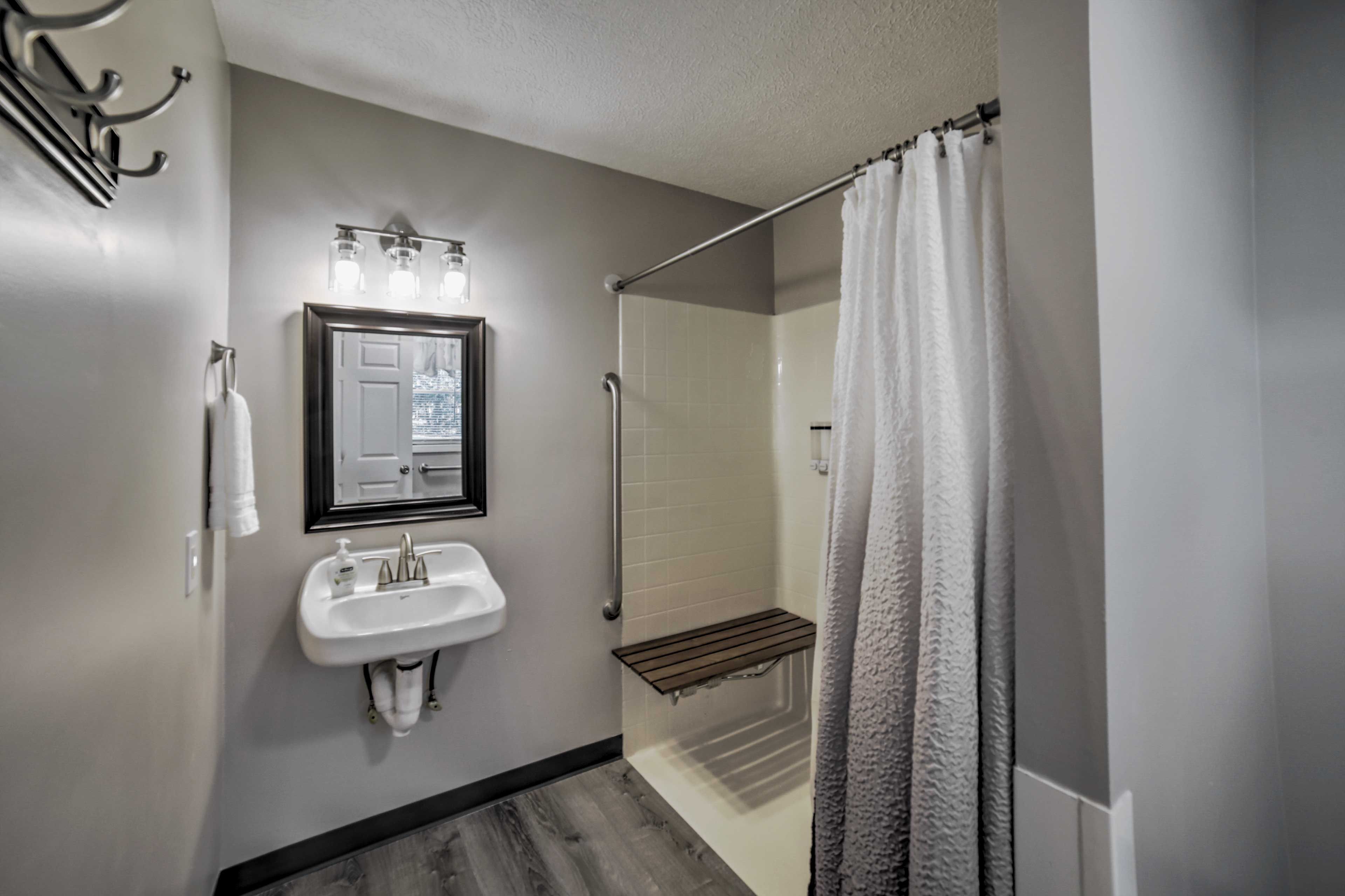 Full Bathroom w/ Roll-In Shower