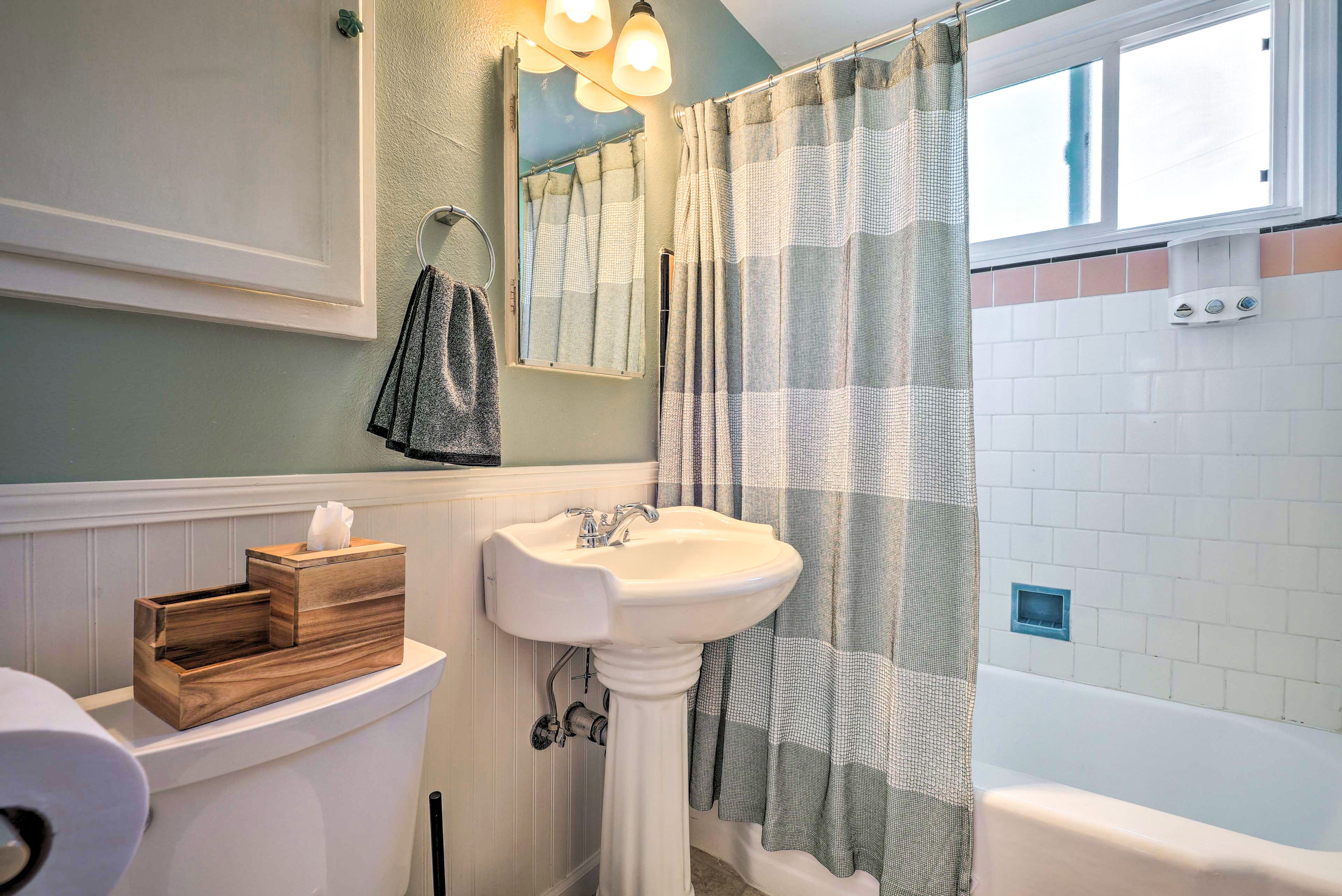 Full Bathroom | Main Level | Towels Provided | Toiletries
