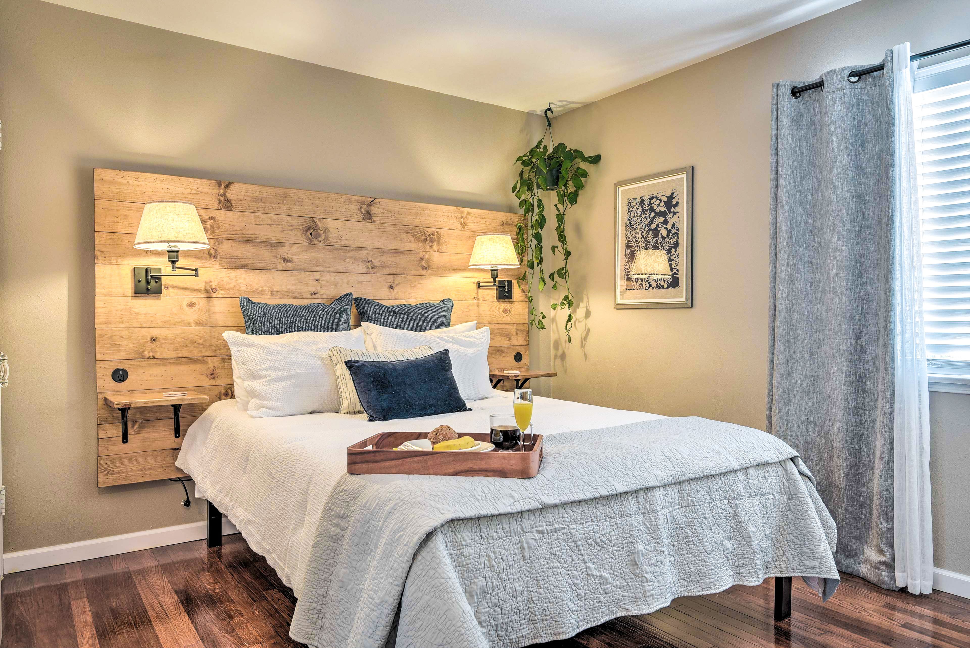 Bedroom 1 | Main Level | Queen Bed | Linens Provided | Smart TV