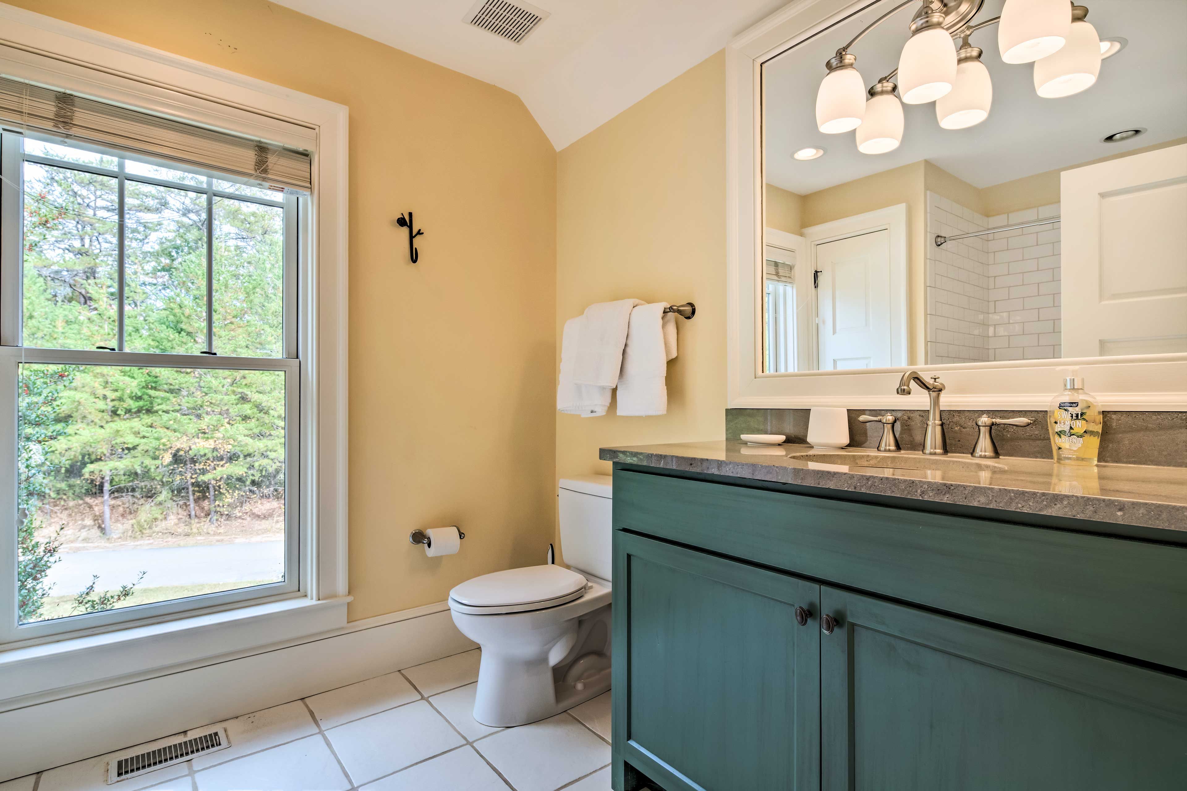 En-Suite Bathroom | Towels Provided | Complimentary Toiletries