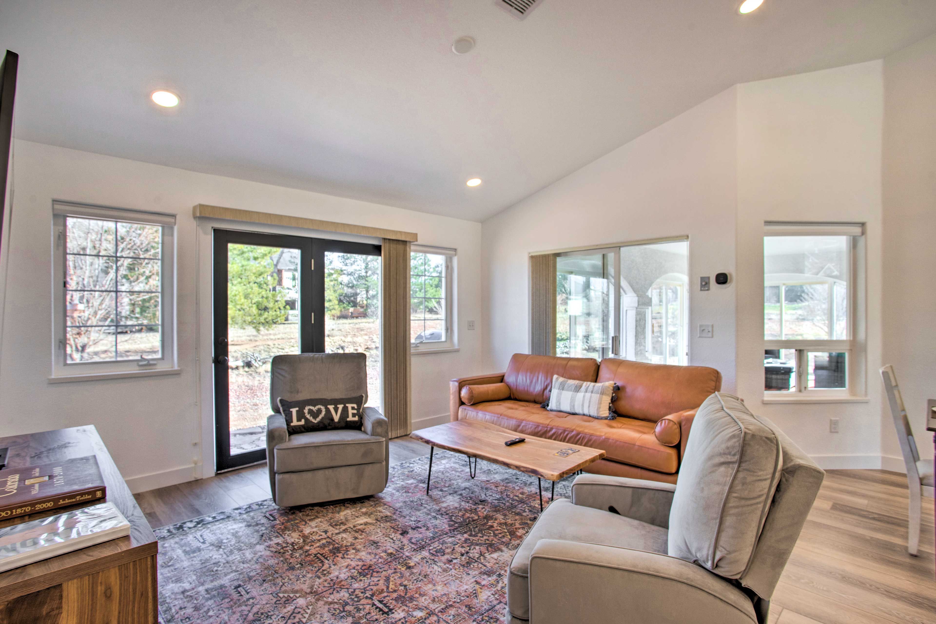 Living Room | Smart TV | Board Games