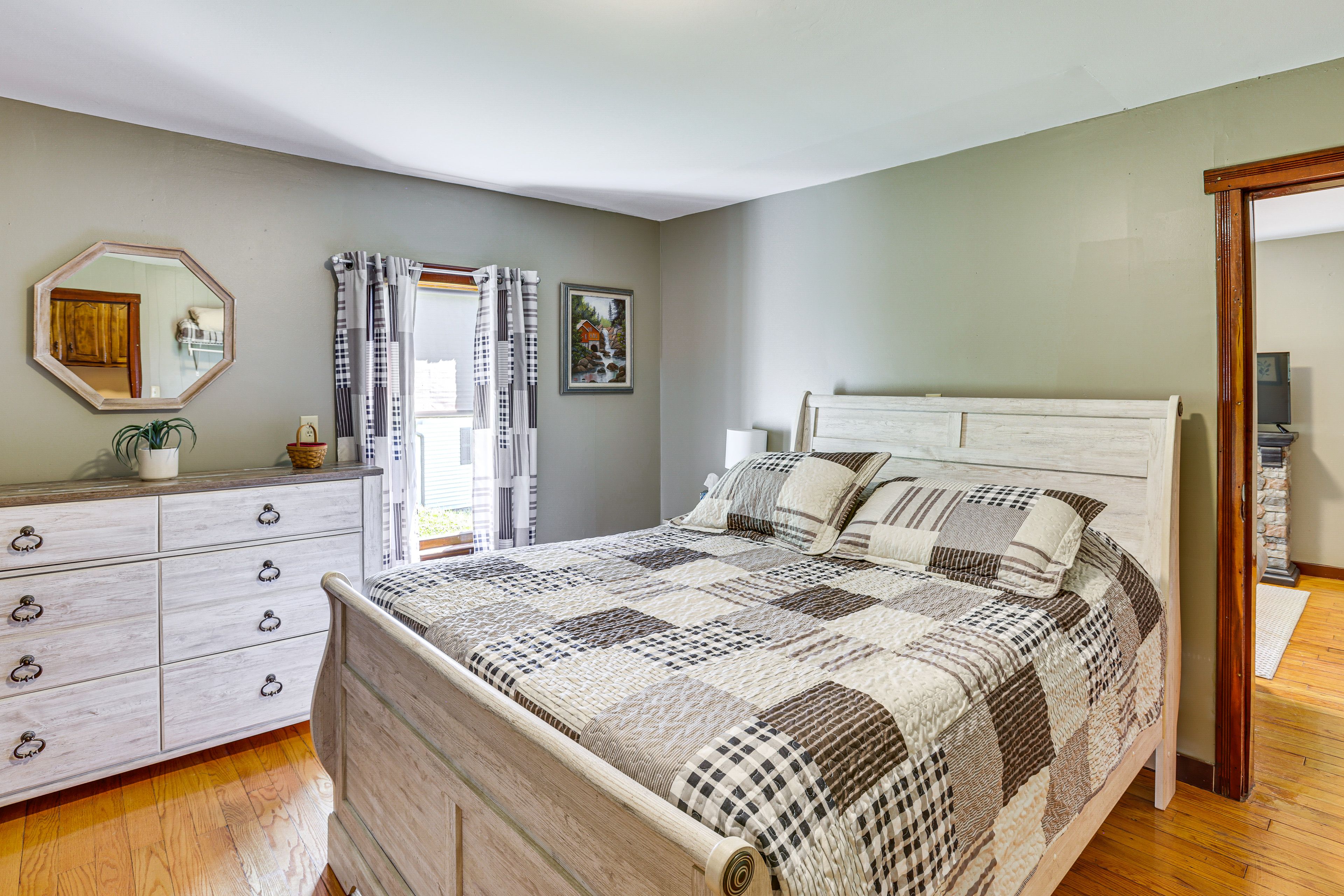 Bedroom 1 | Queen Bed | 1st Floor