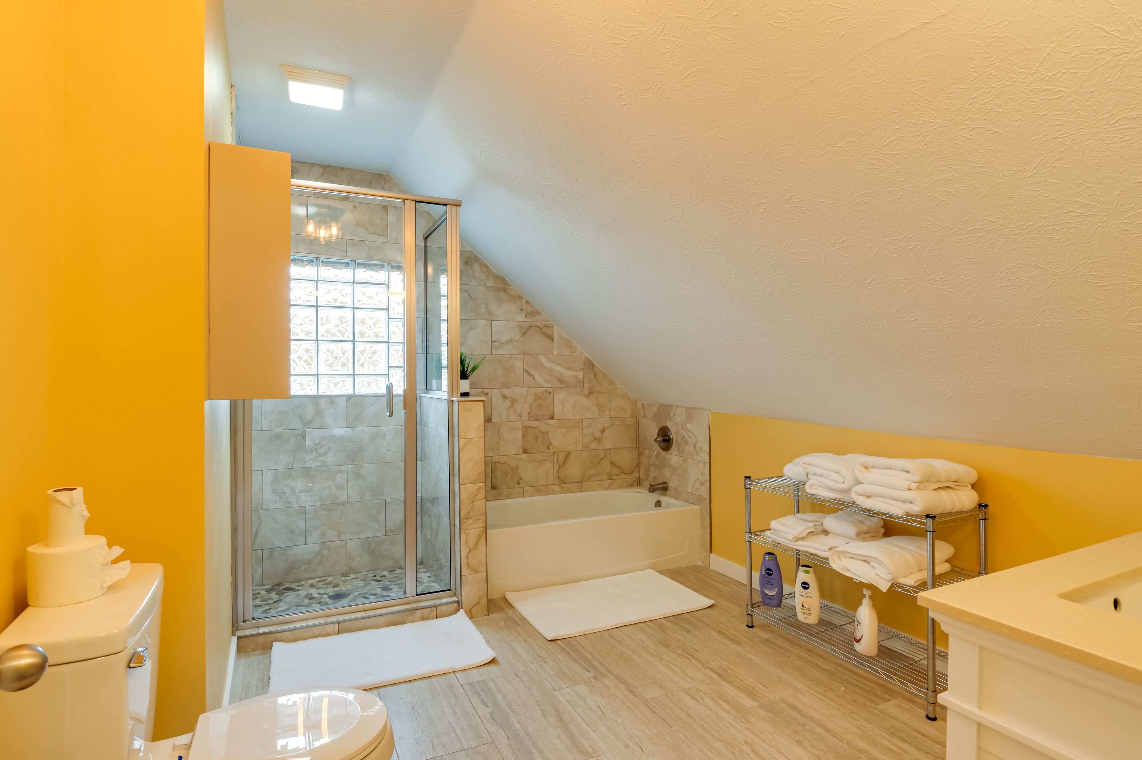Full Bathroom | 2nd Floor | Complimentary Toiletries | Hair Dryer