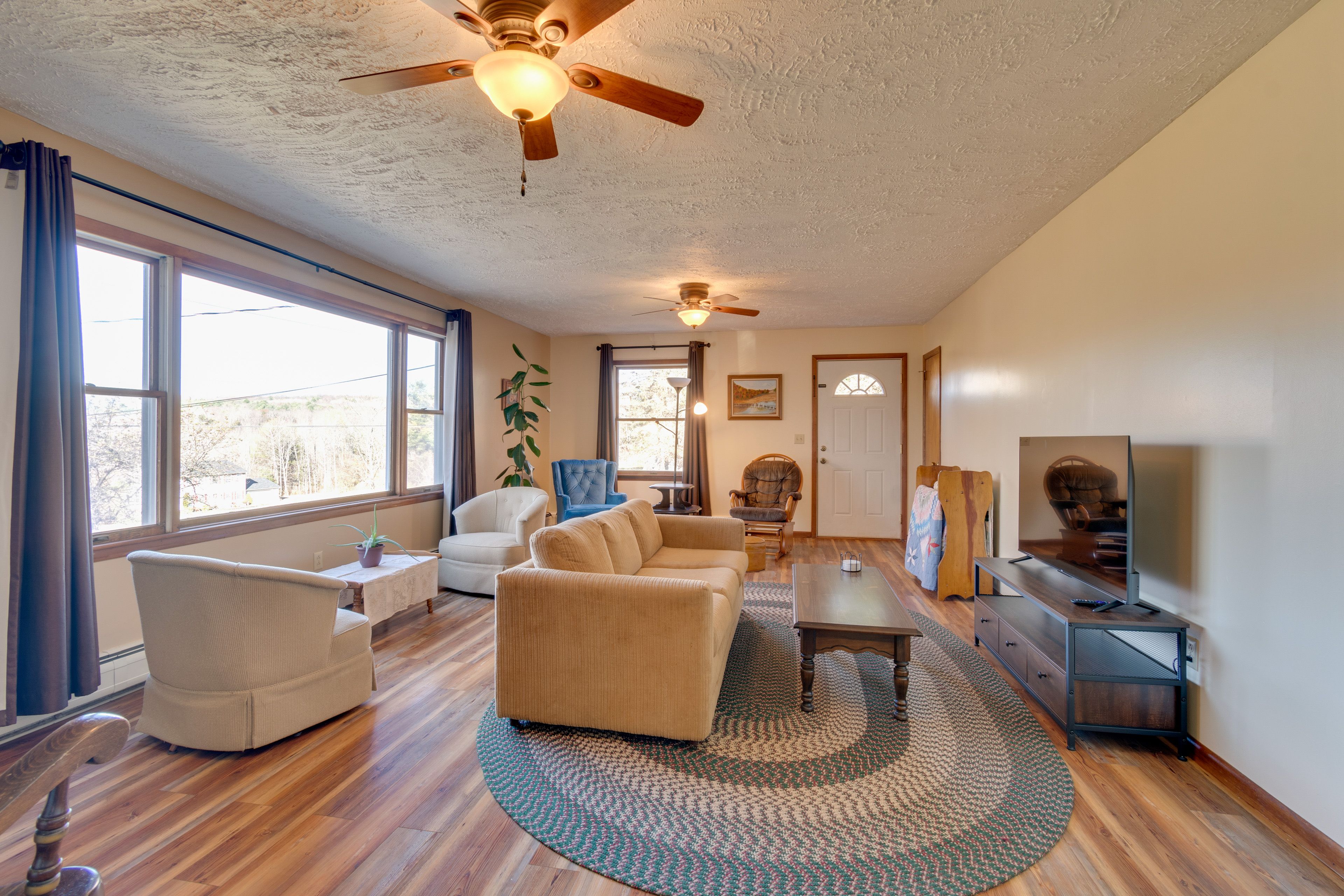 Living Room | Main Level | Roku TV | Free WiFi