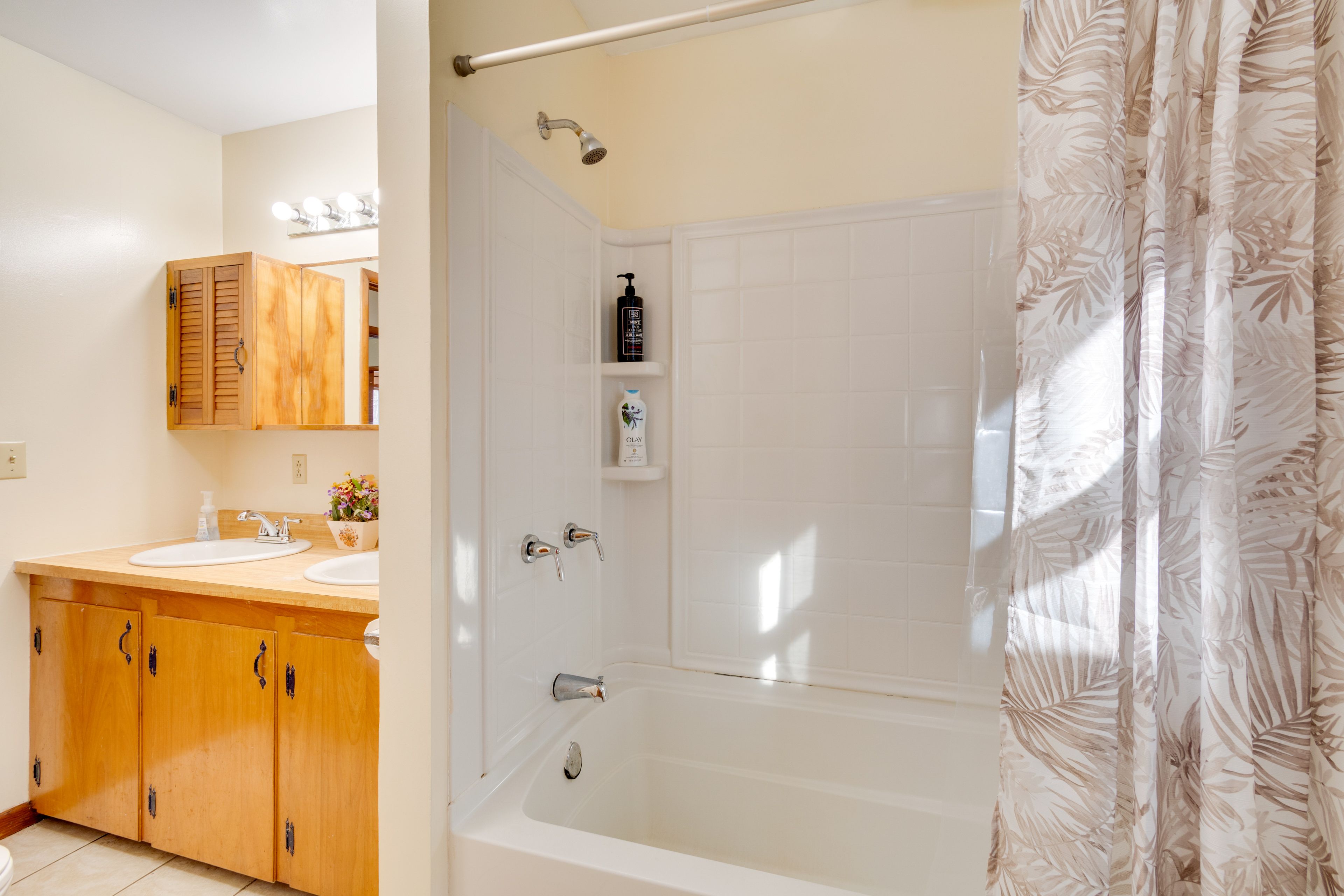 Full Bathroom | Main Level | Towels Provided | Toiletries