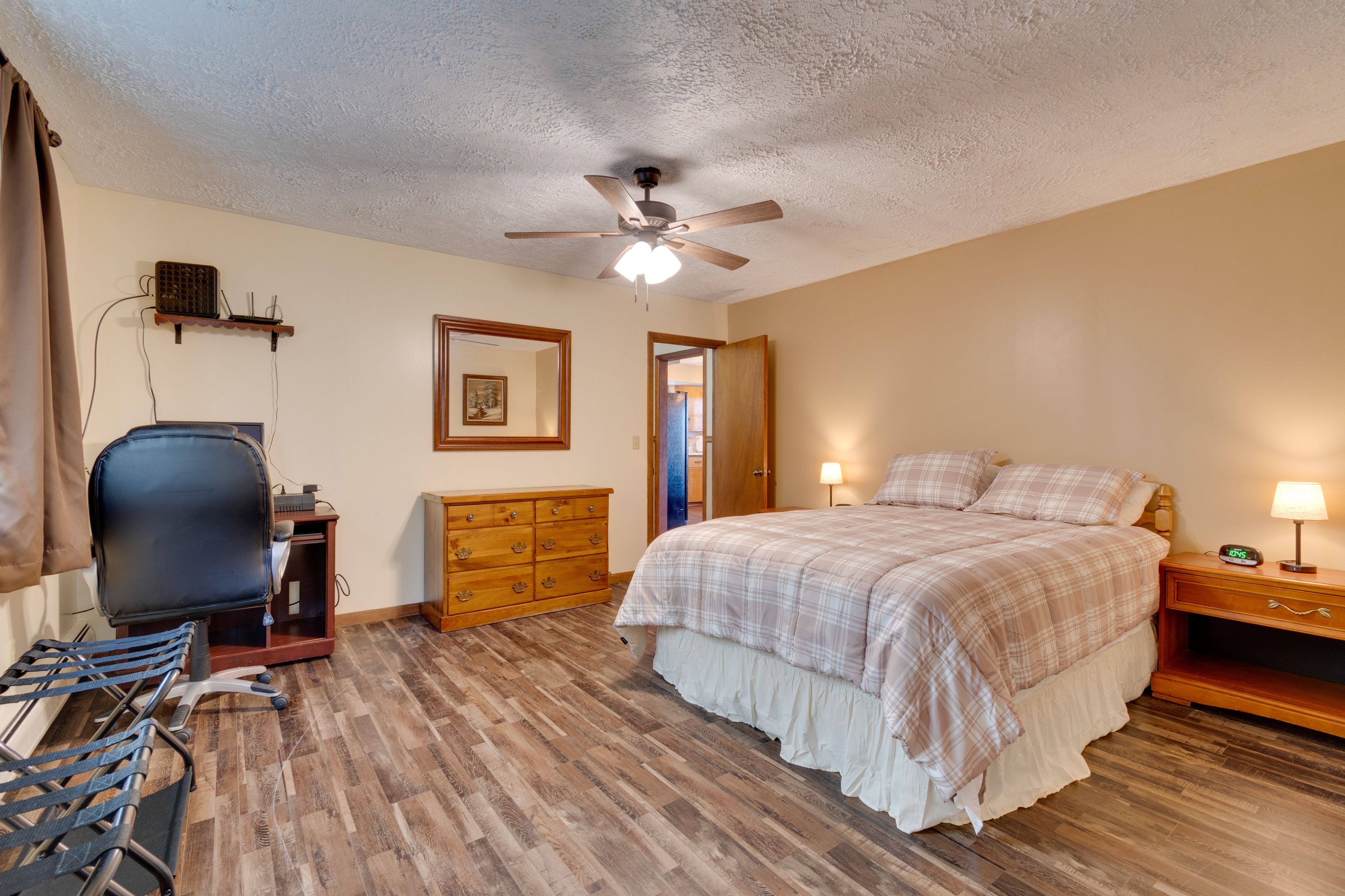 Bedroom 1 | Main Level | Queen Bed | Linens Provided | Desk