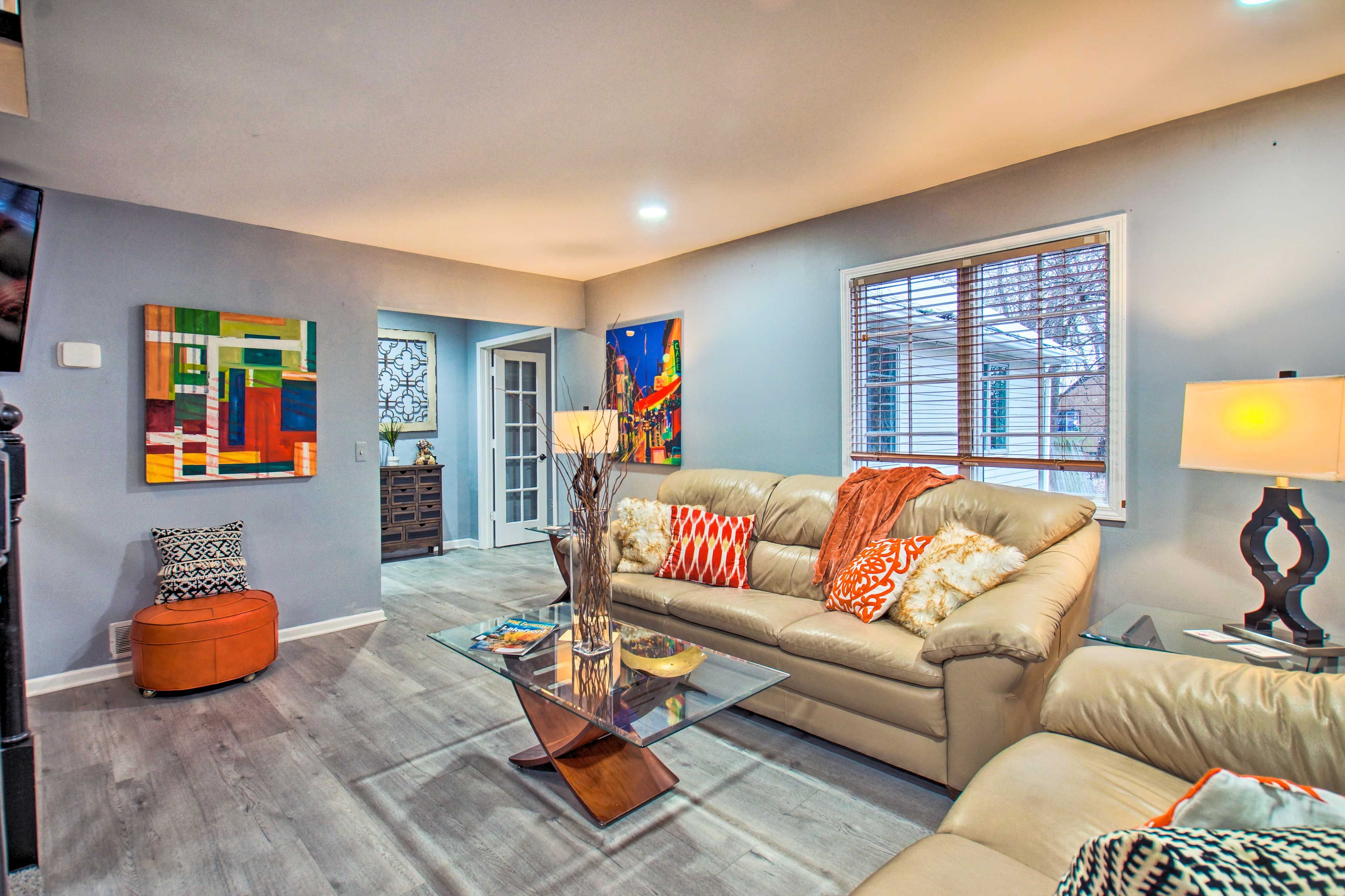 Living Room | Keyless Entry | Free WiFi