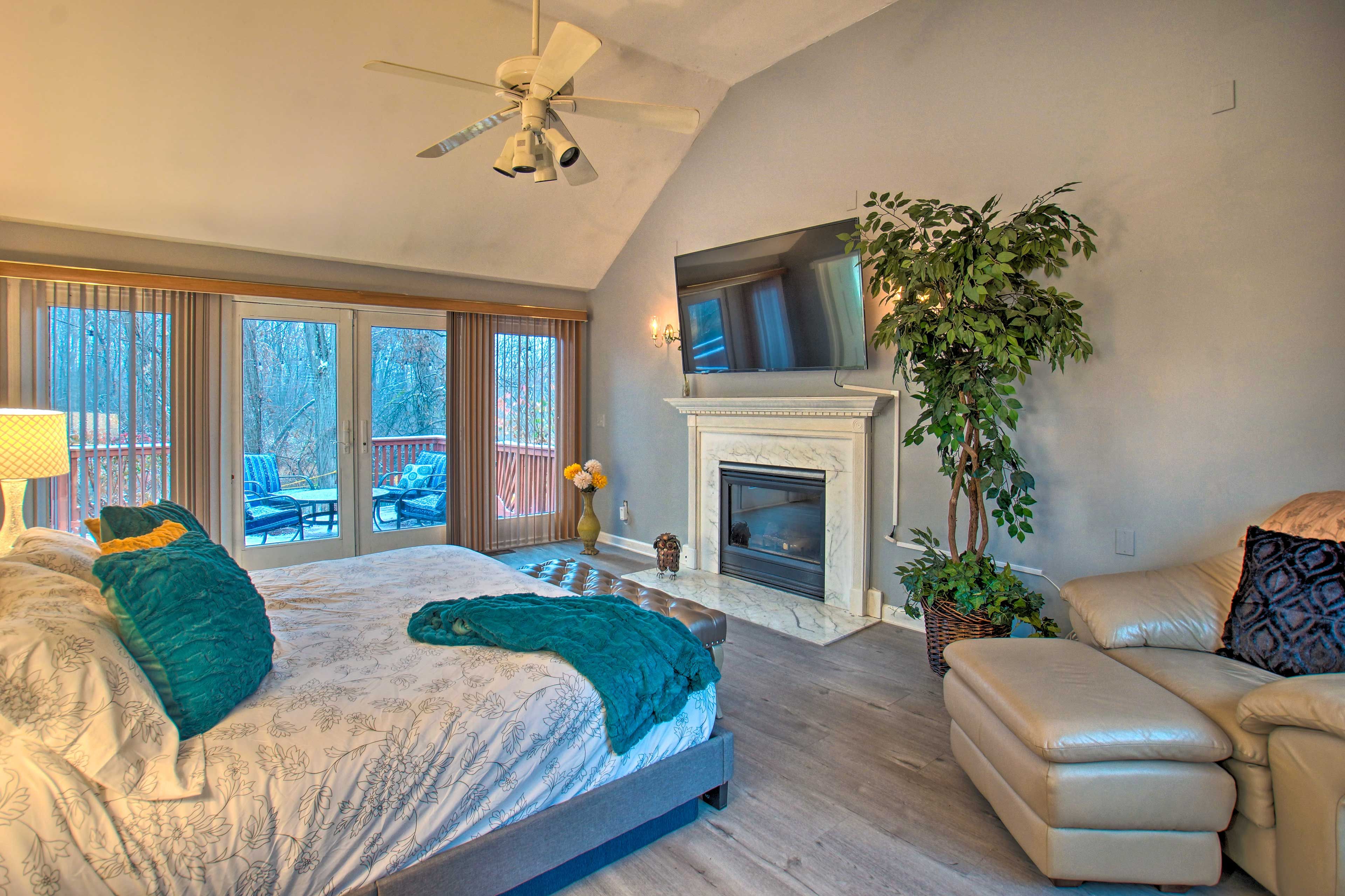 Bedroom 1 | 1st Floor | King Bed | Linens Provided | Smart TV | Gas Fireplace