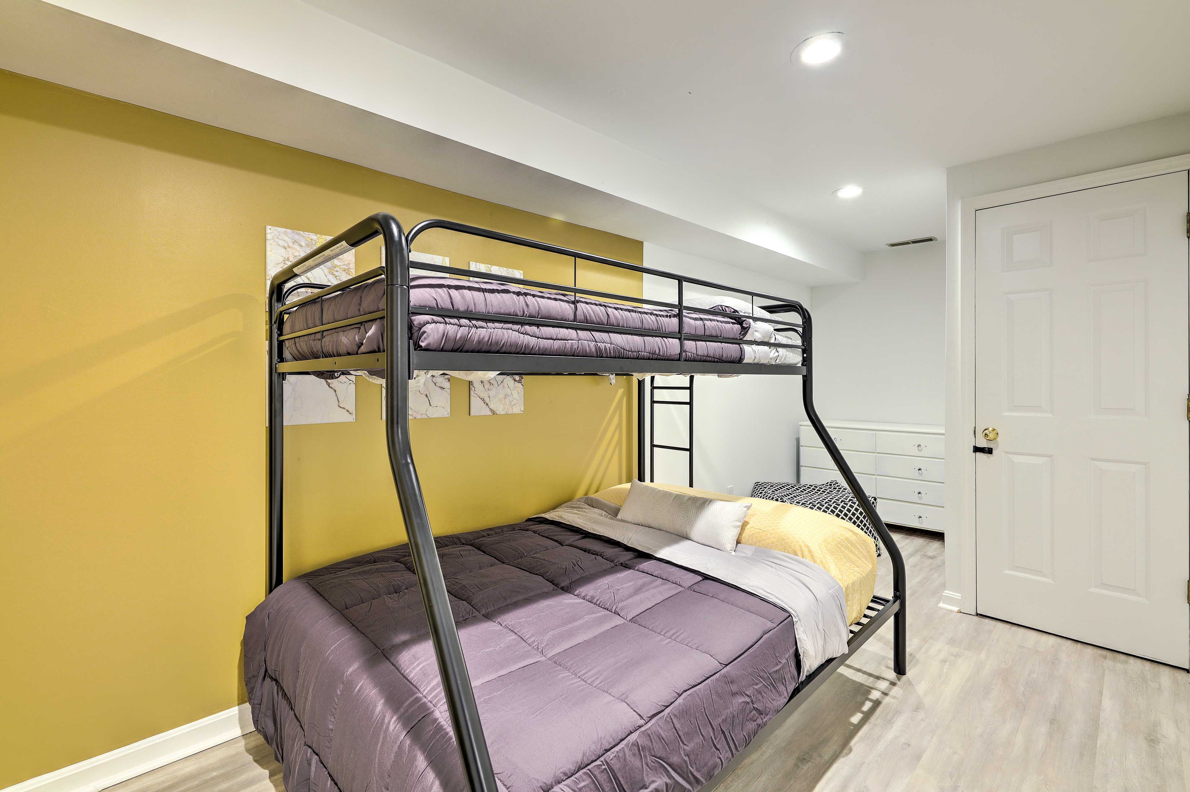 Bedroom 7 | Twin/Full Bunk Bed
