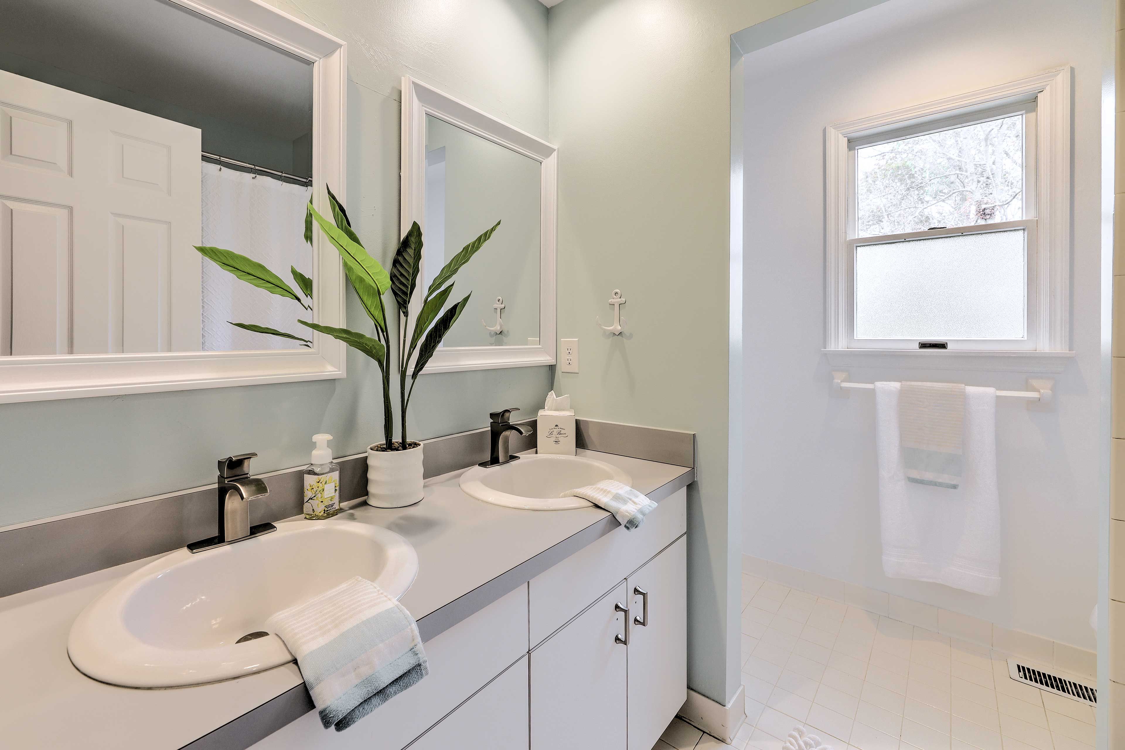 Full Bathroom | Complimentary Toiletries