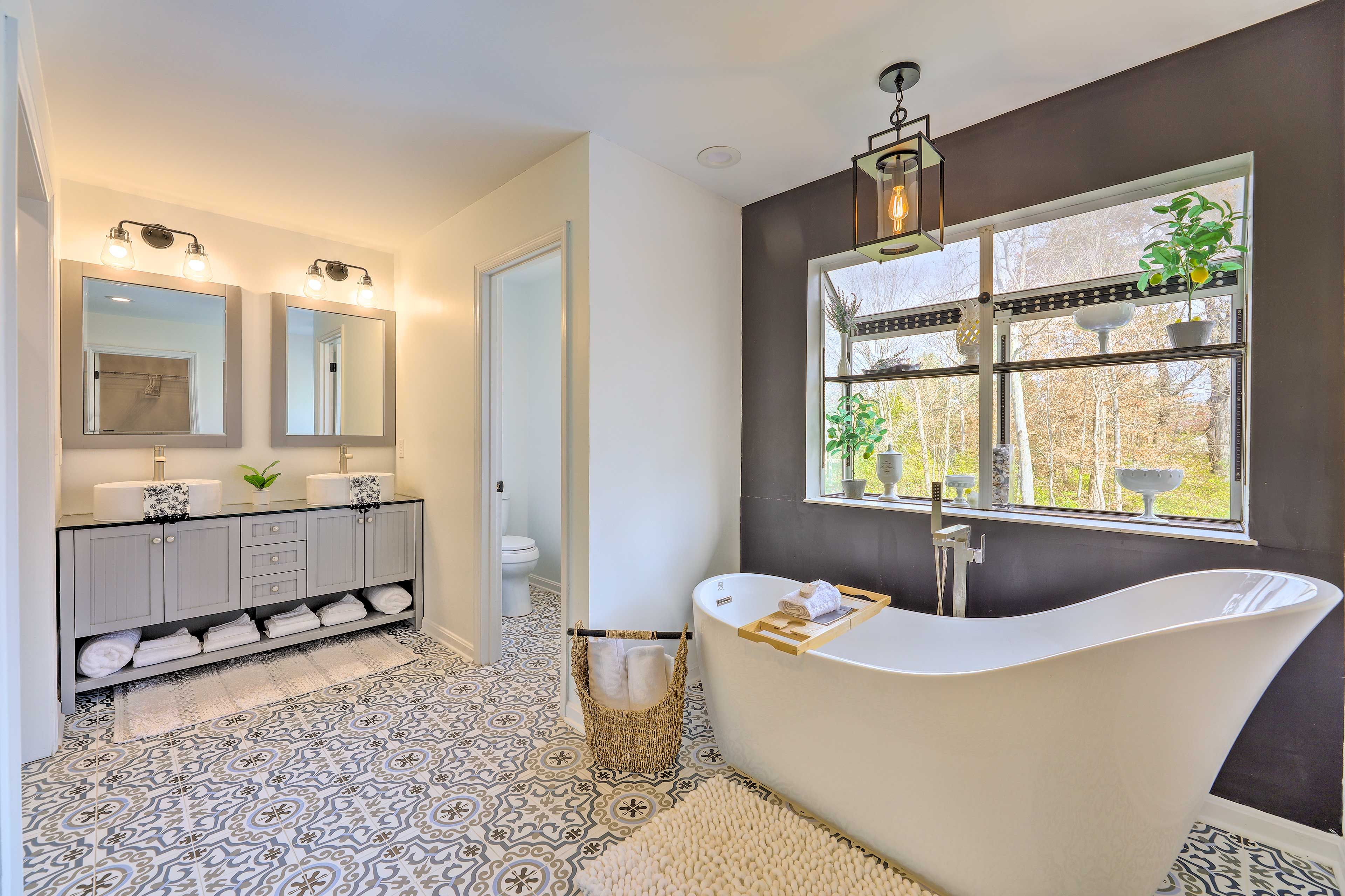 En-Suite Bathroom | Towels Provided