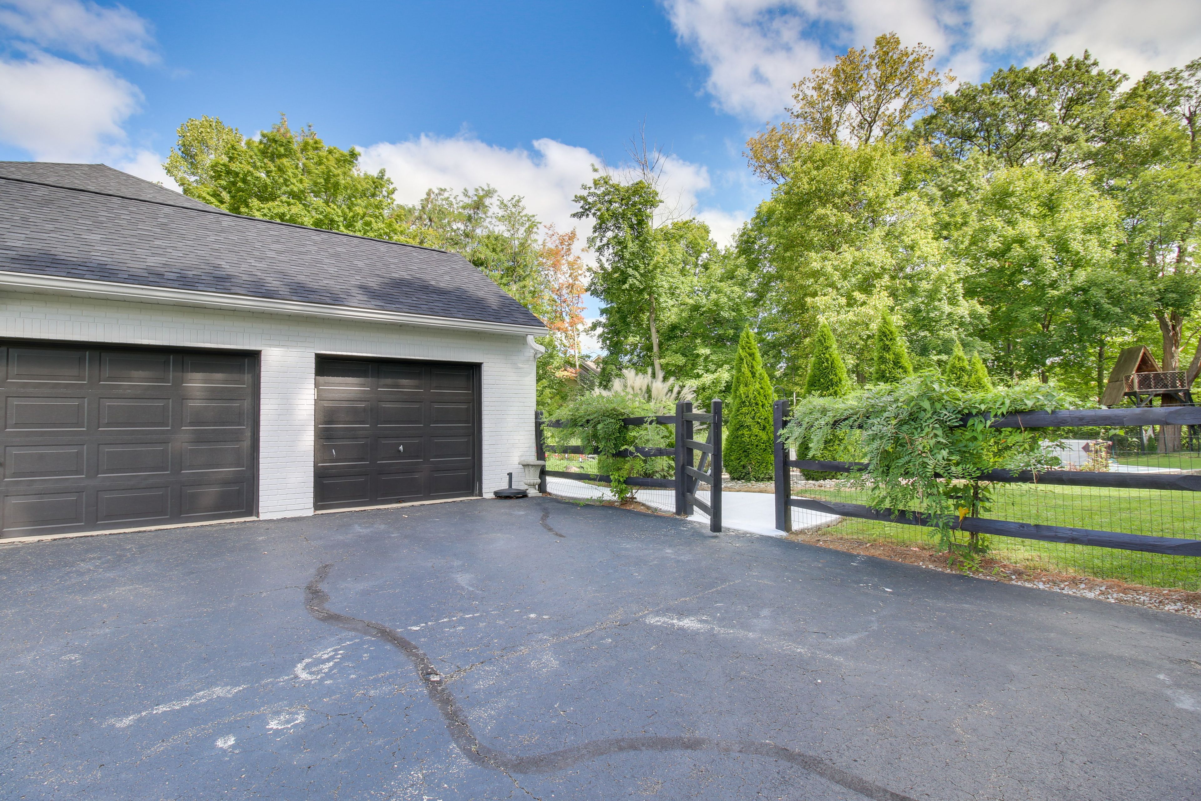 Parking | Garage ( 2 Vehicles) | Driveway (10 Vehicles)