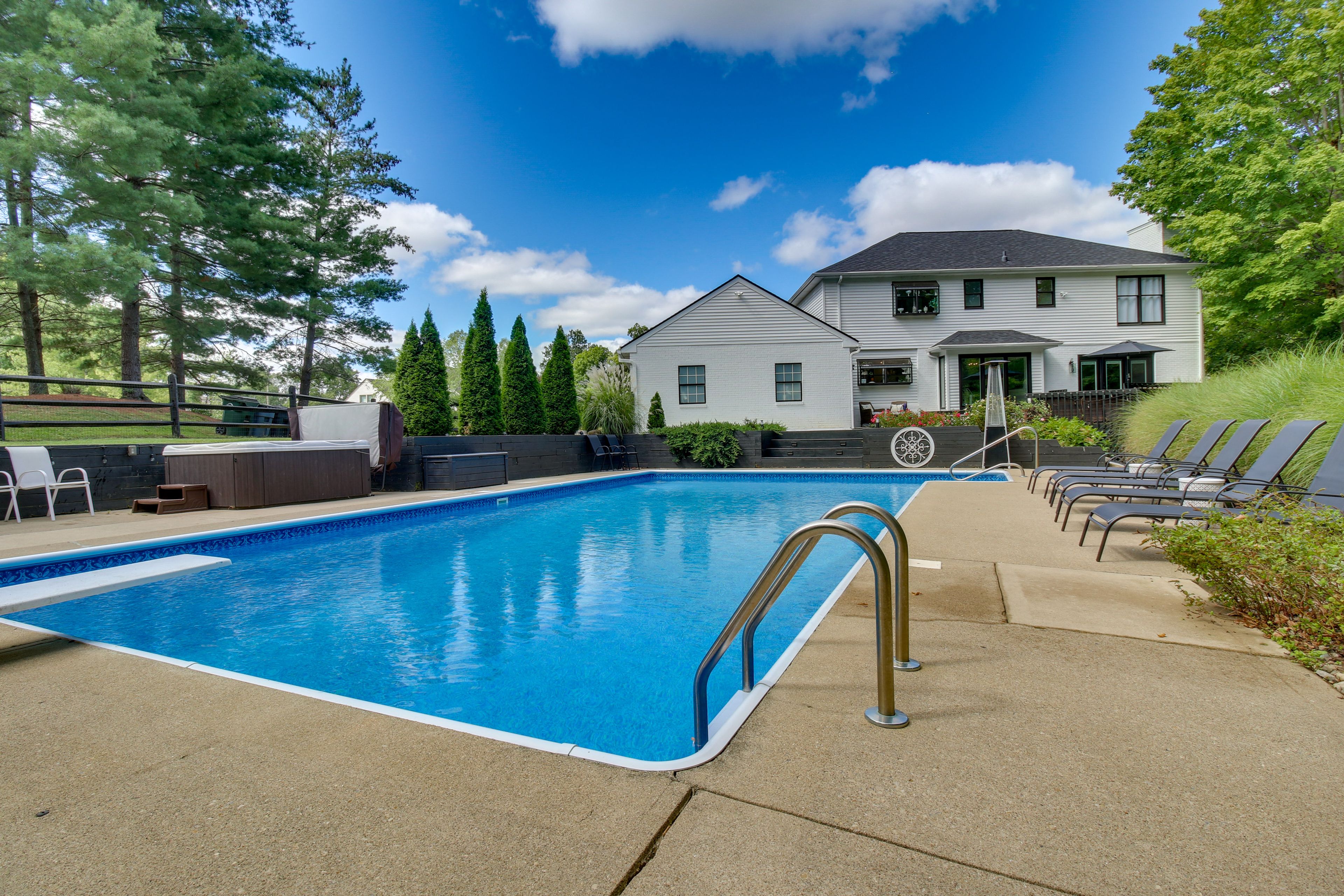 Maineville Vacation Rental | 7BR | 4BA | Steps Required for Access | 3,500 Sq F