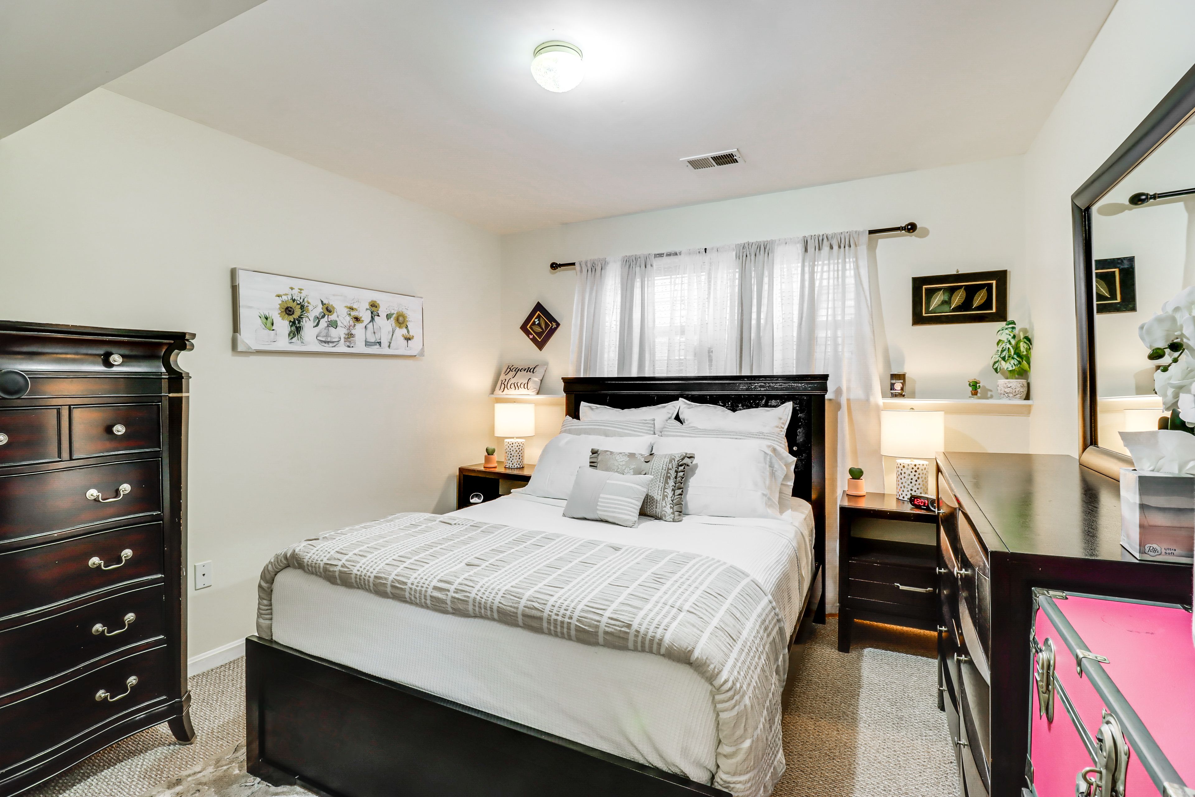Bedroom | Queen Bed | Linens Provided