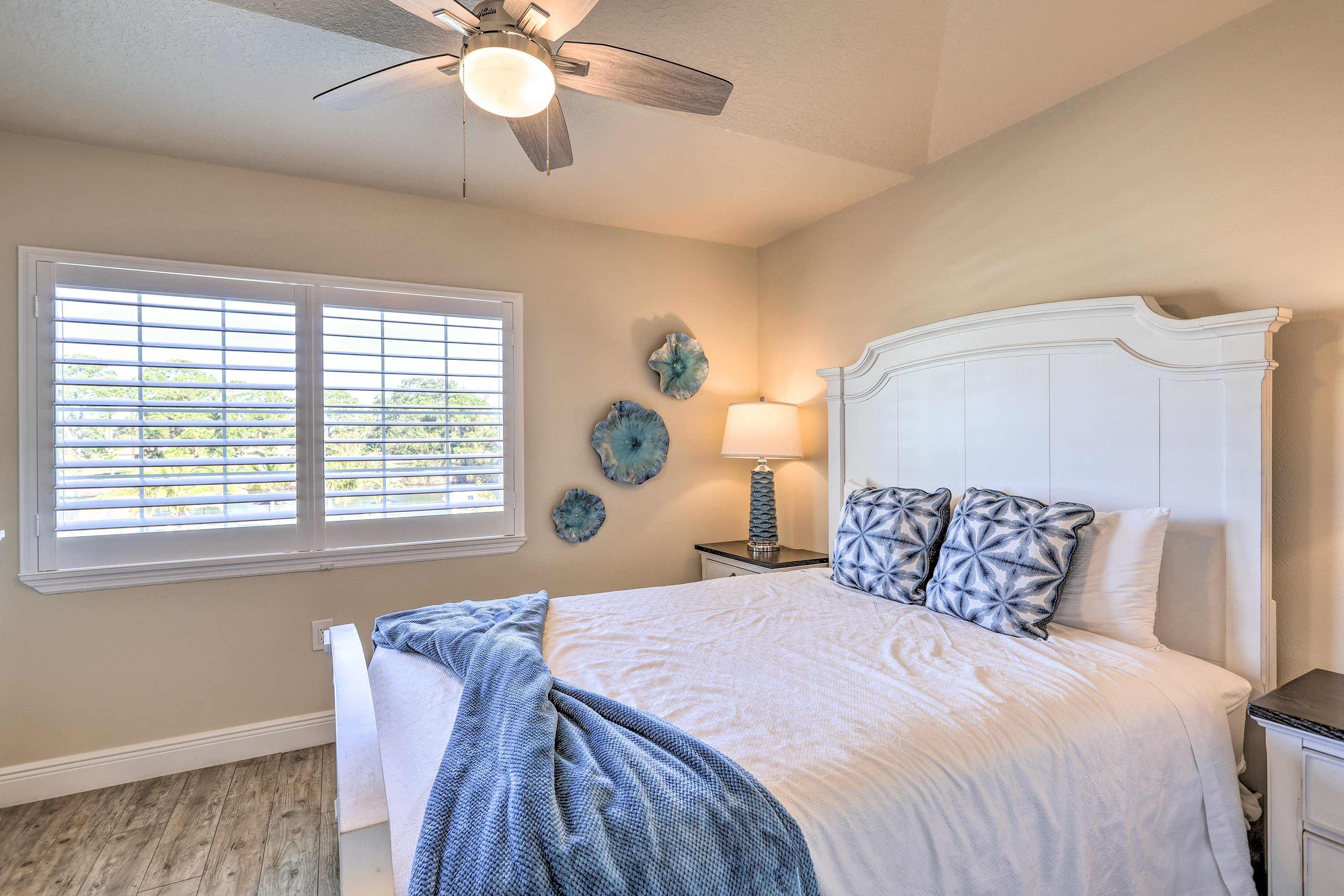 Bedroom 2 | Queen Bed | Smart TV | 2nd Floor