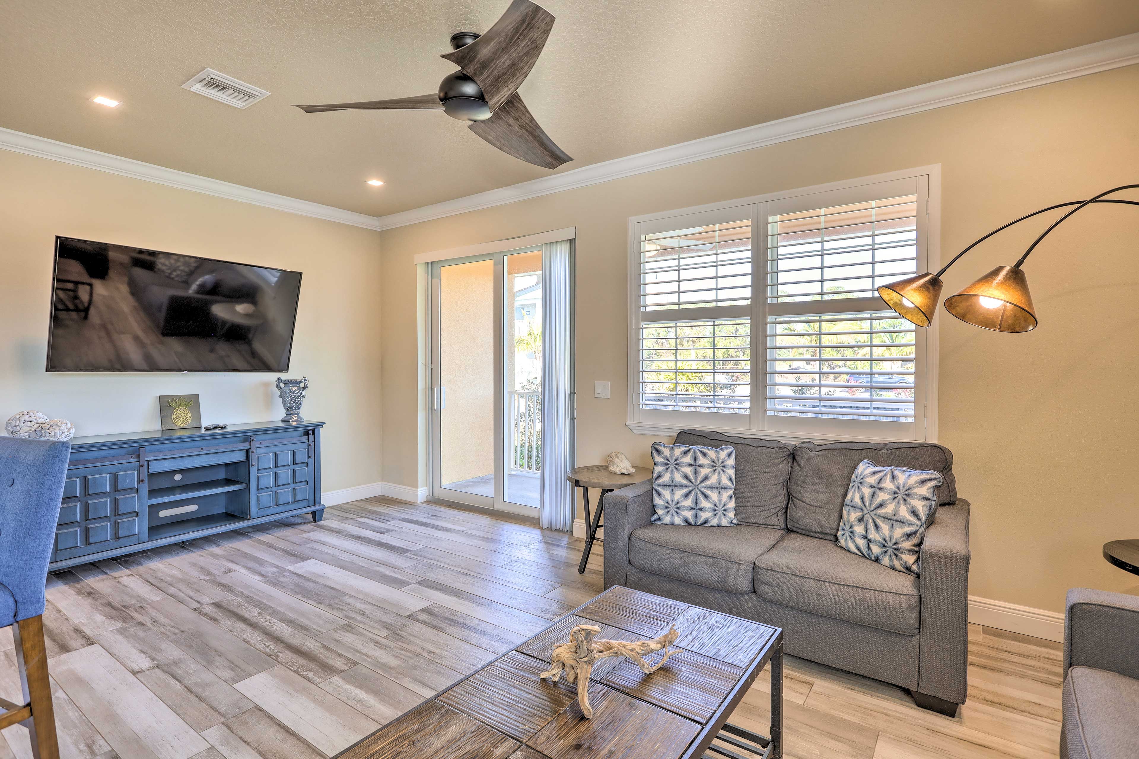 Living Room | Smart TV | Free WiFi