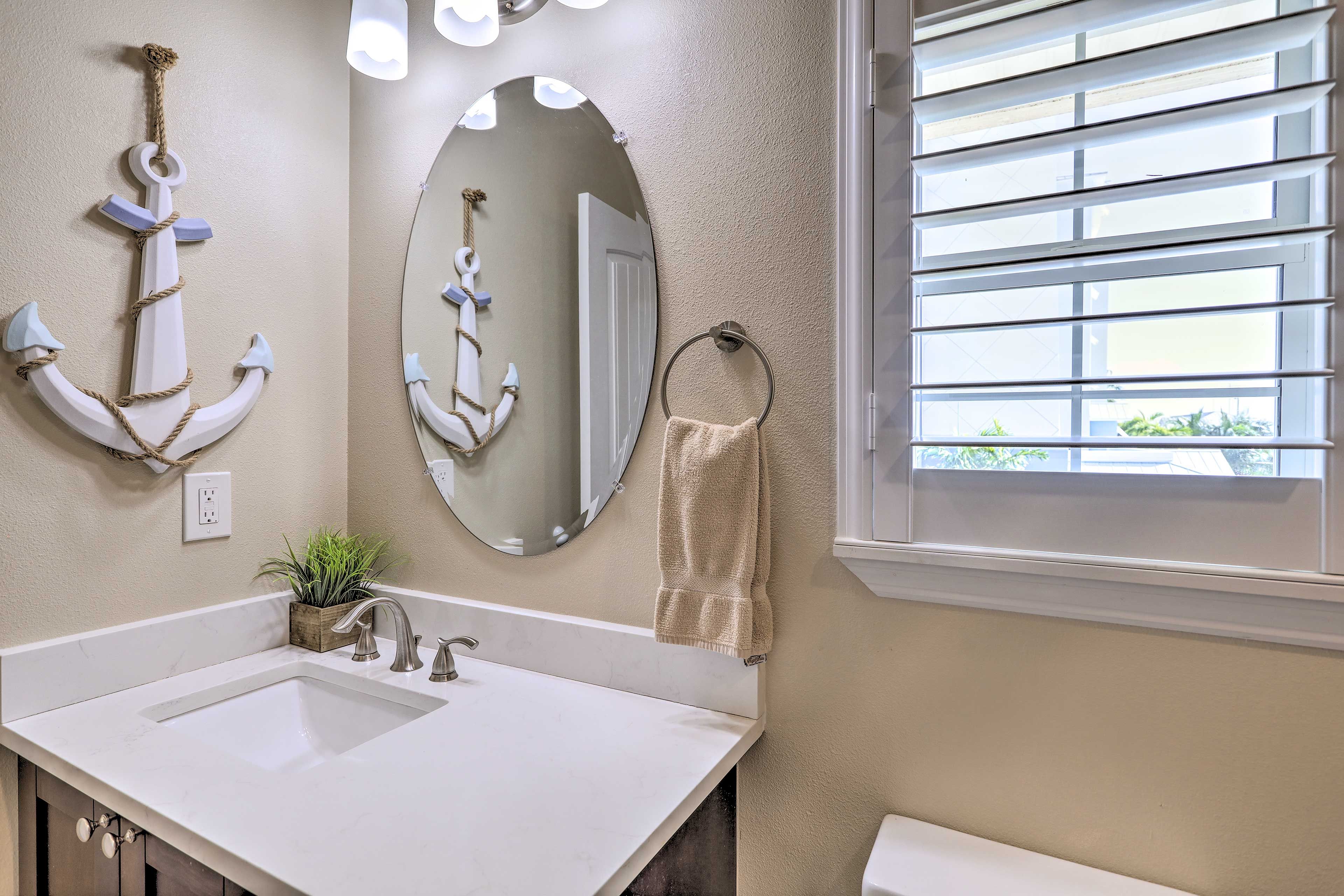 Full Bathroom | Towels Provided | 2nd Floor