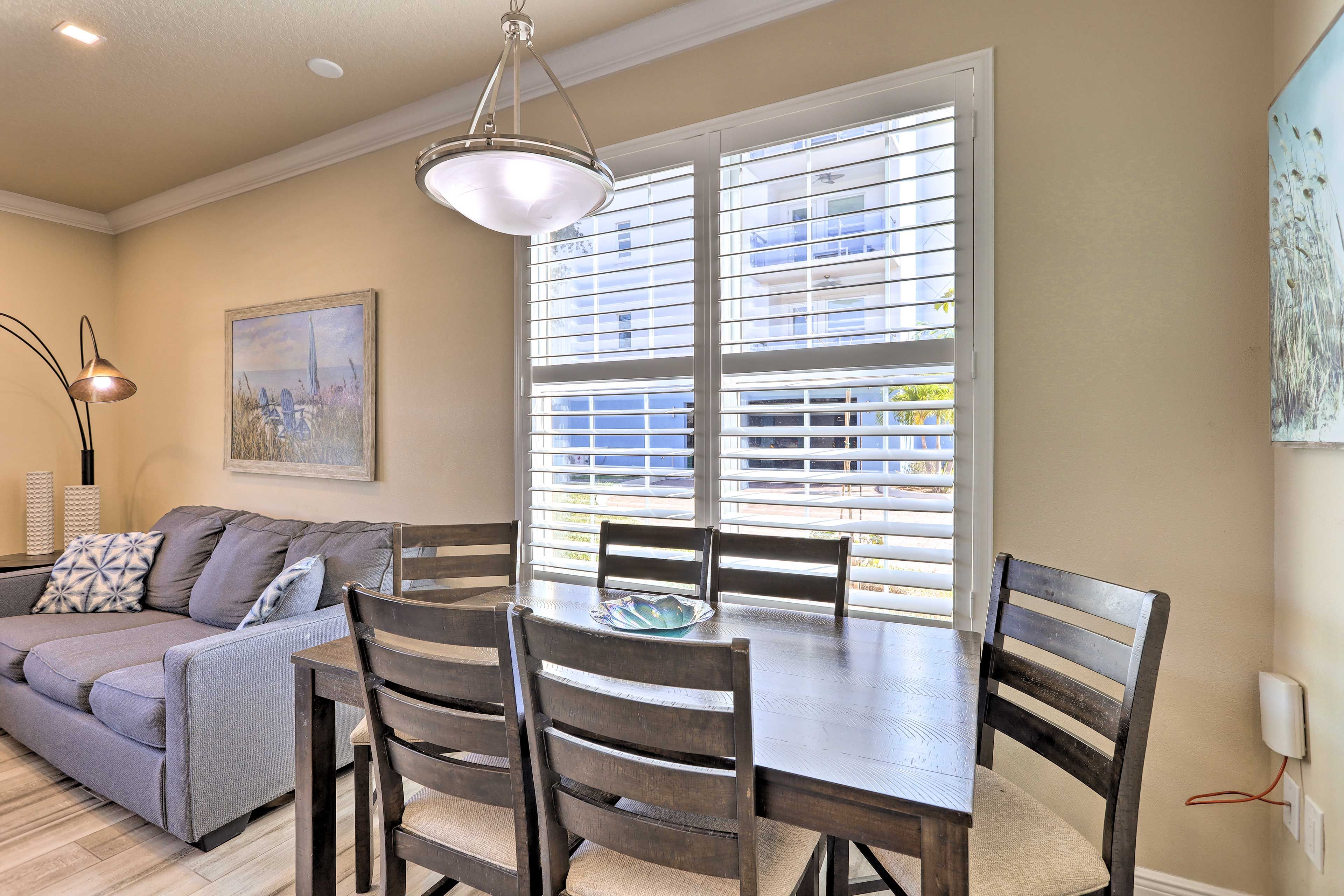 Dining Area | Dishware/Flatware Provided