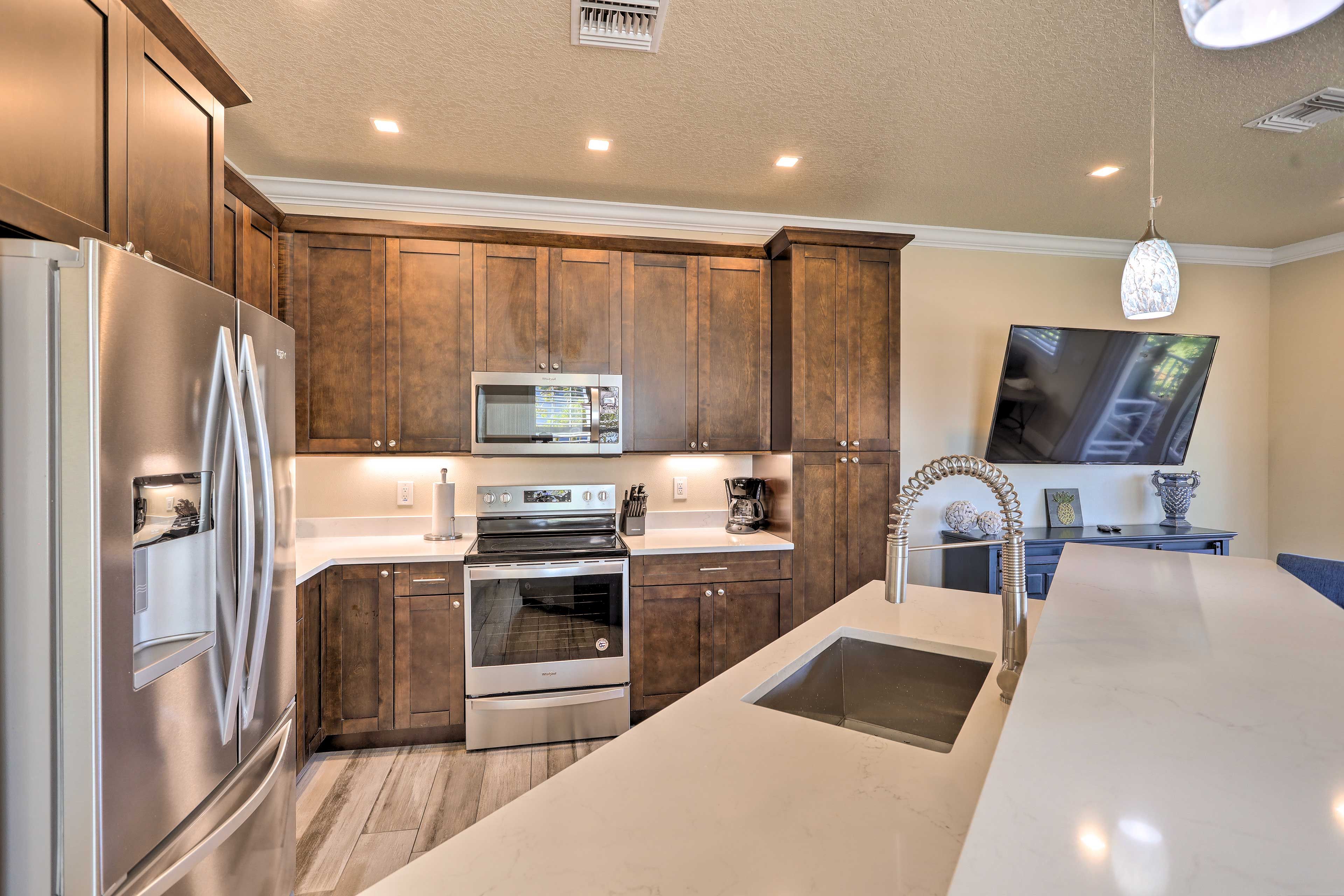 Open Kitchen | Stove/Oven | Coffee Maker | Blender | Island