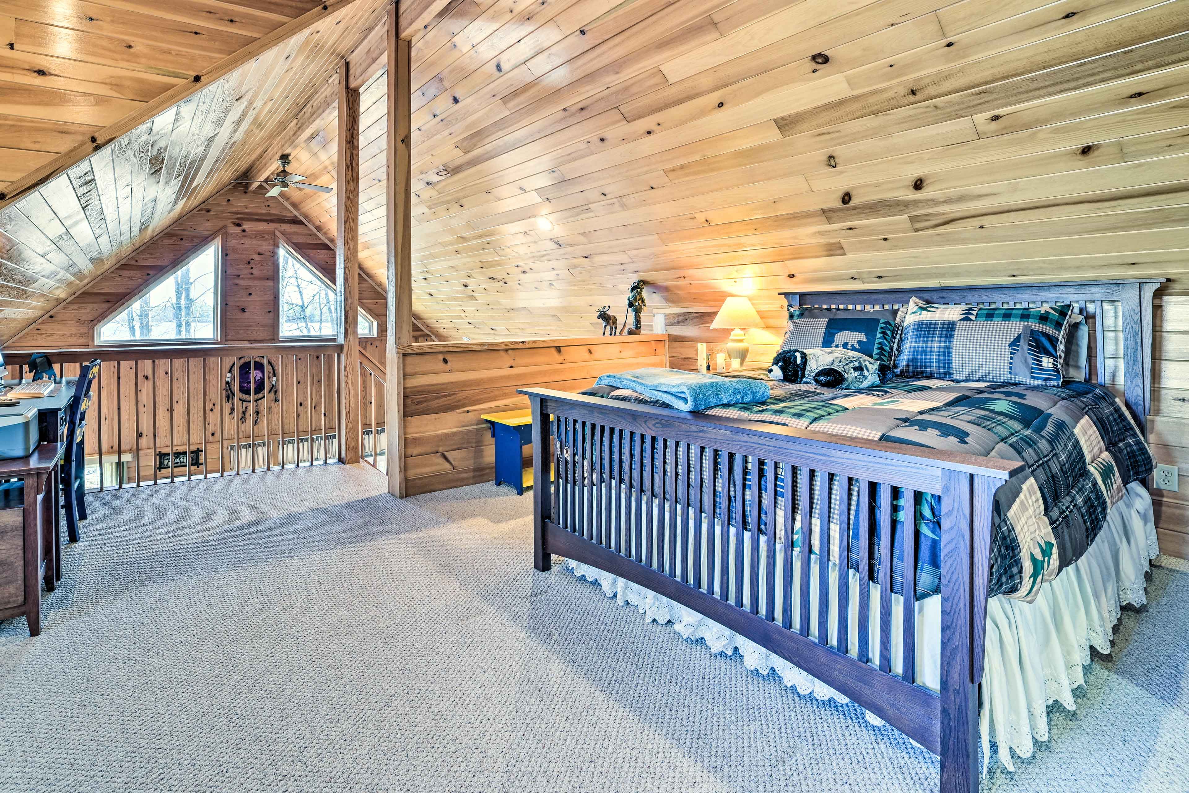 Loft | 2nd Floor | Queen Bed | Full Sleeper Sofa | Smart TV