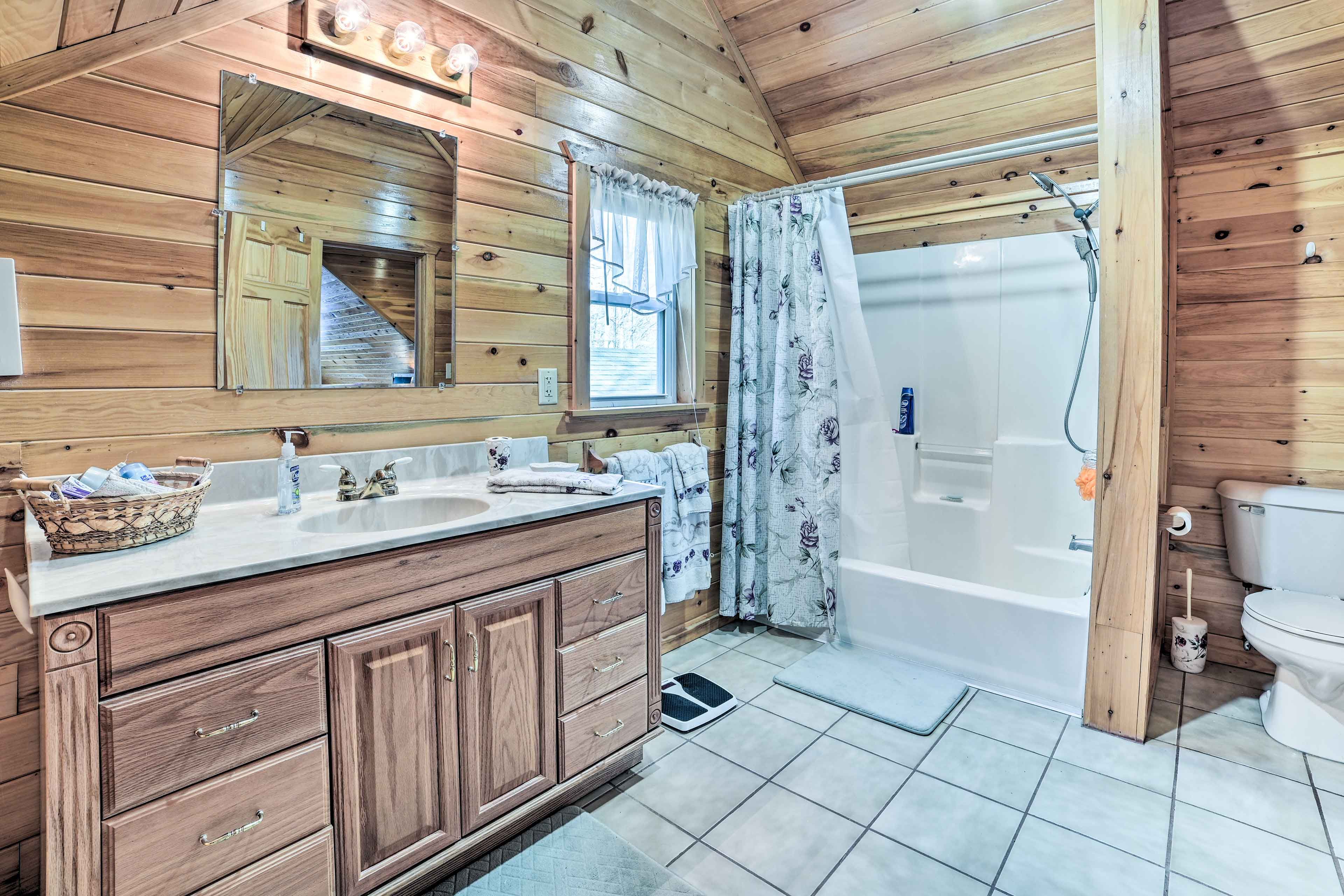 Full Bathroom | 2nd Floor | Towels Provided