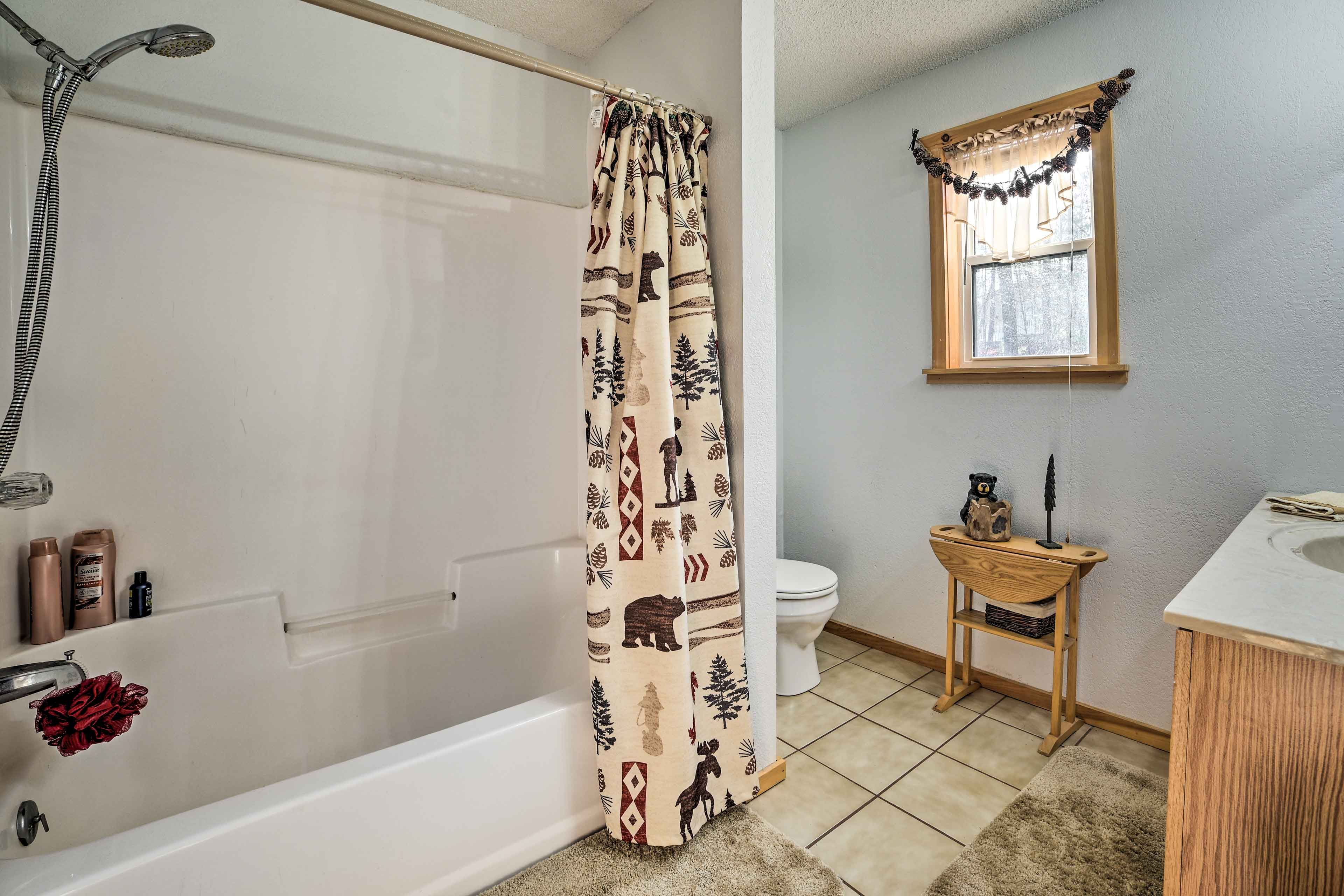 Full Bathroom | 1st Floor | Complimentary Toiletries