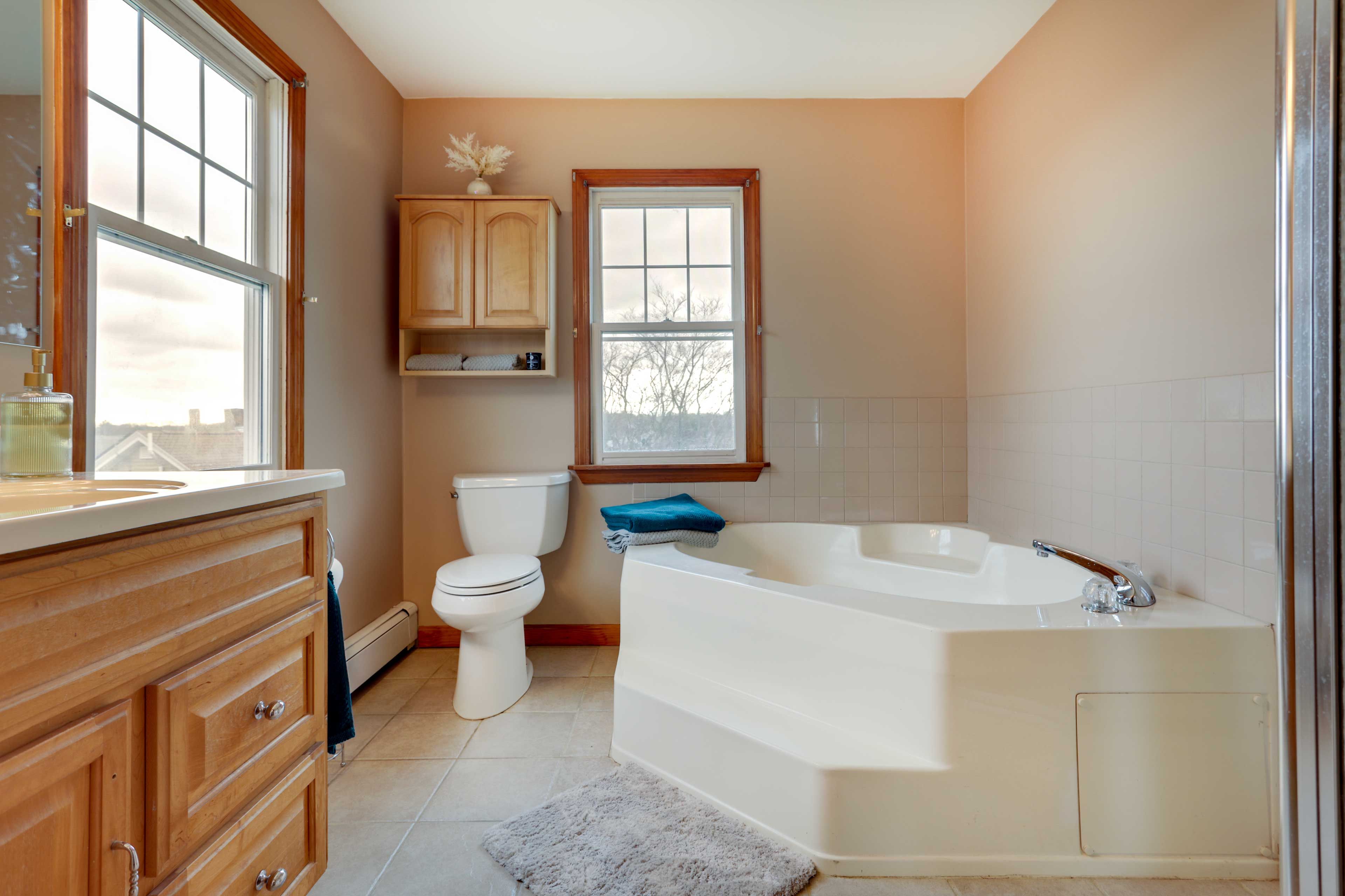 Full Bathroom | Jetted Tub