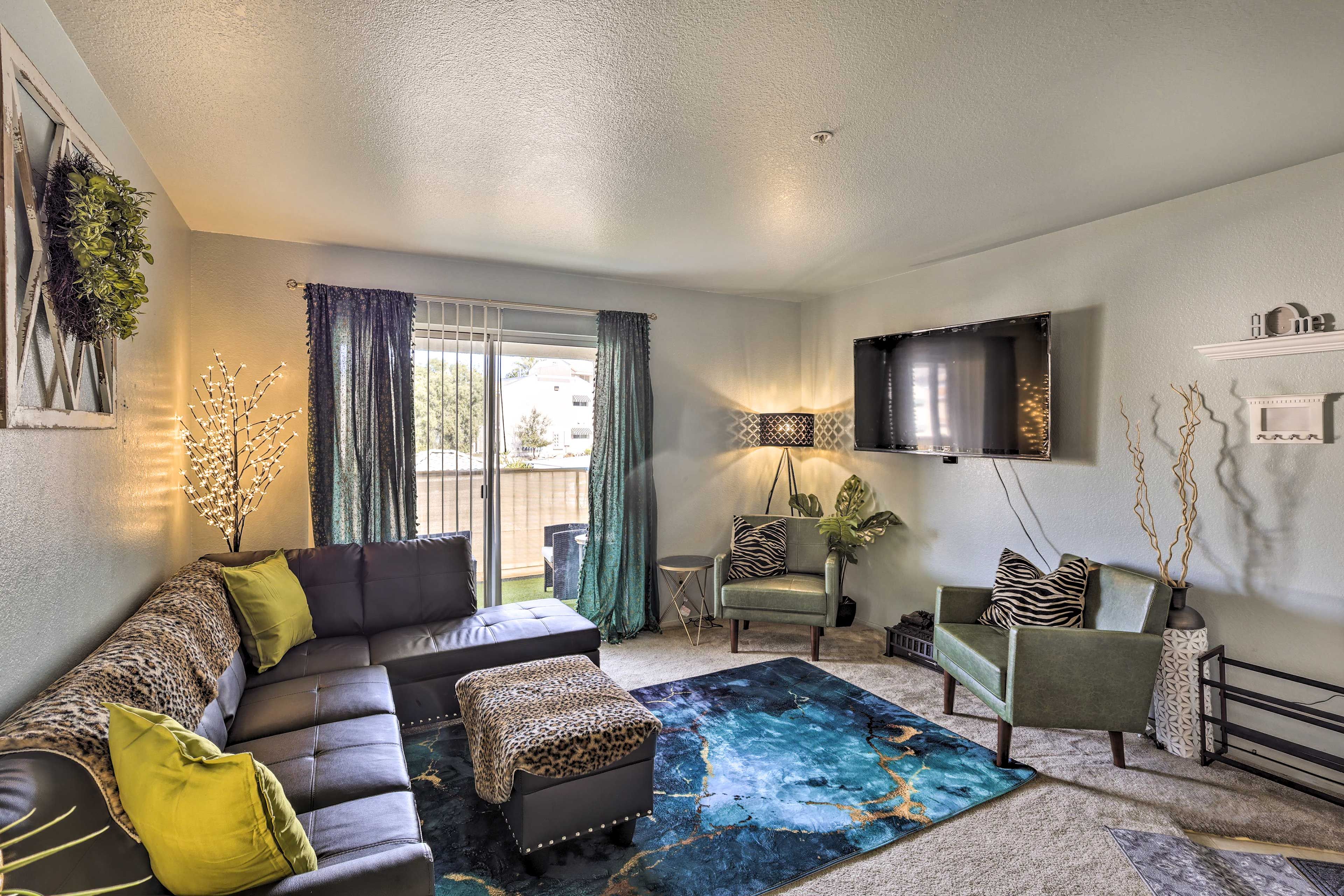 Living Room | Main Floor | Central Air Conditioning | Smart TV