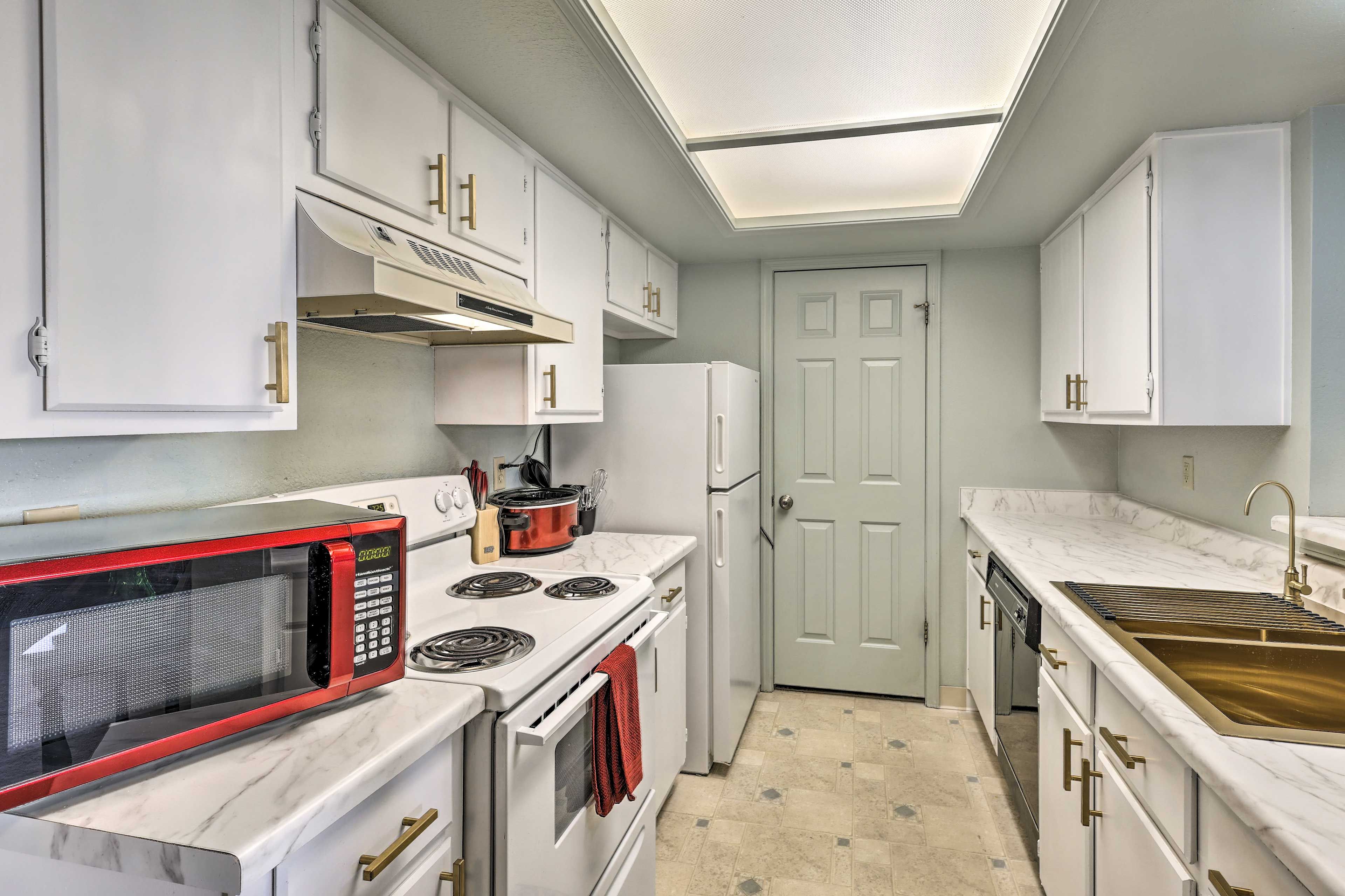 Kitchen | Crockpot | Coffee Maker | Complimentary Spices