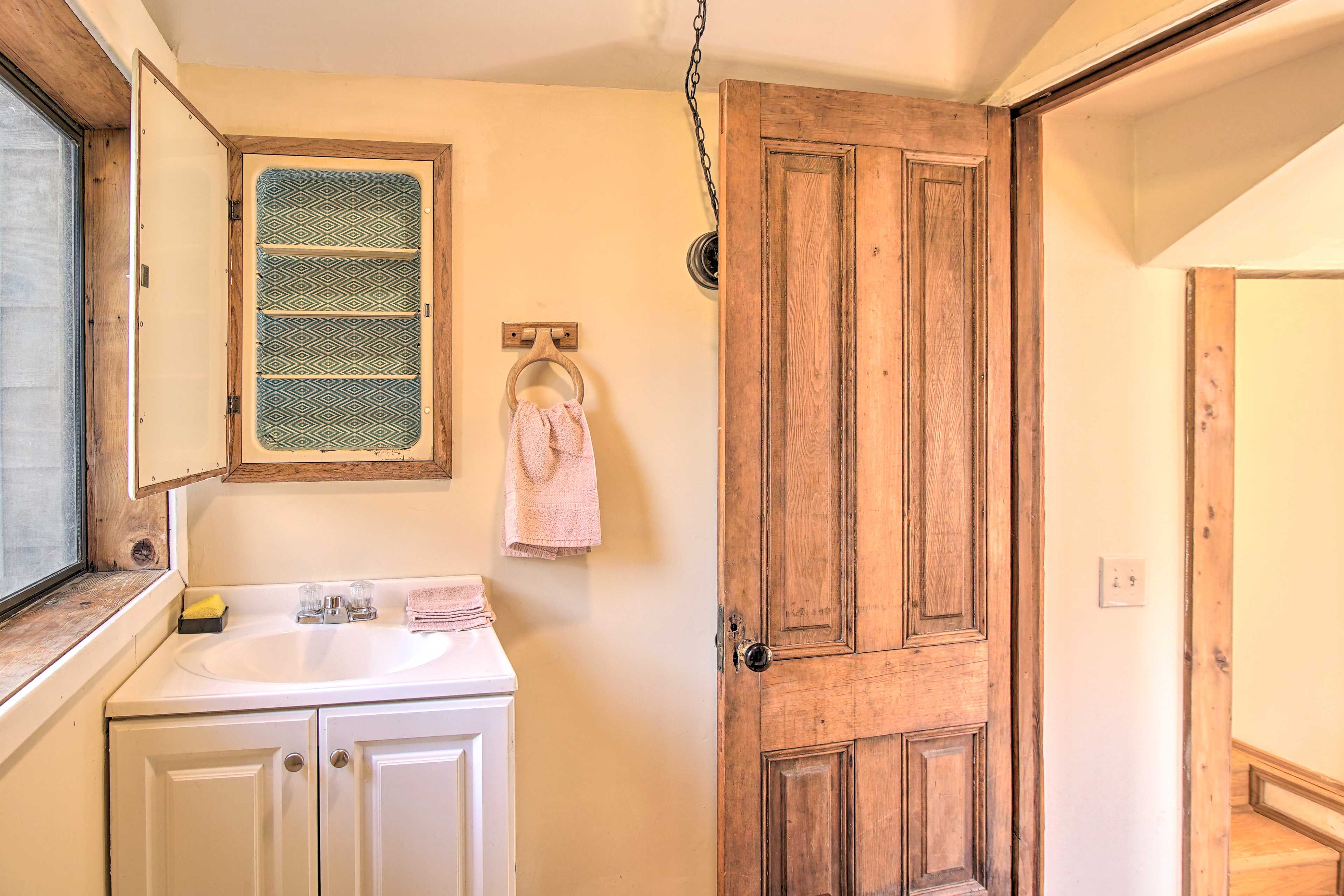 Full Bathroom | Towels Provided