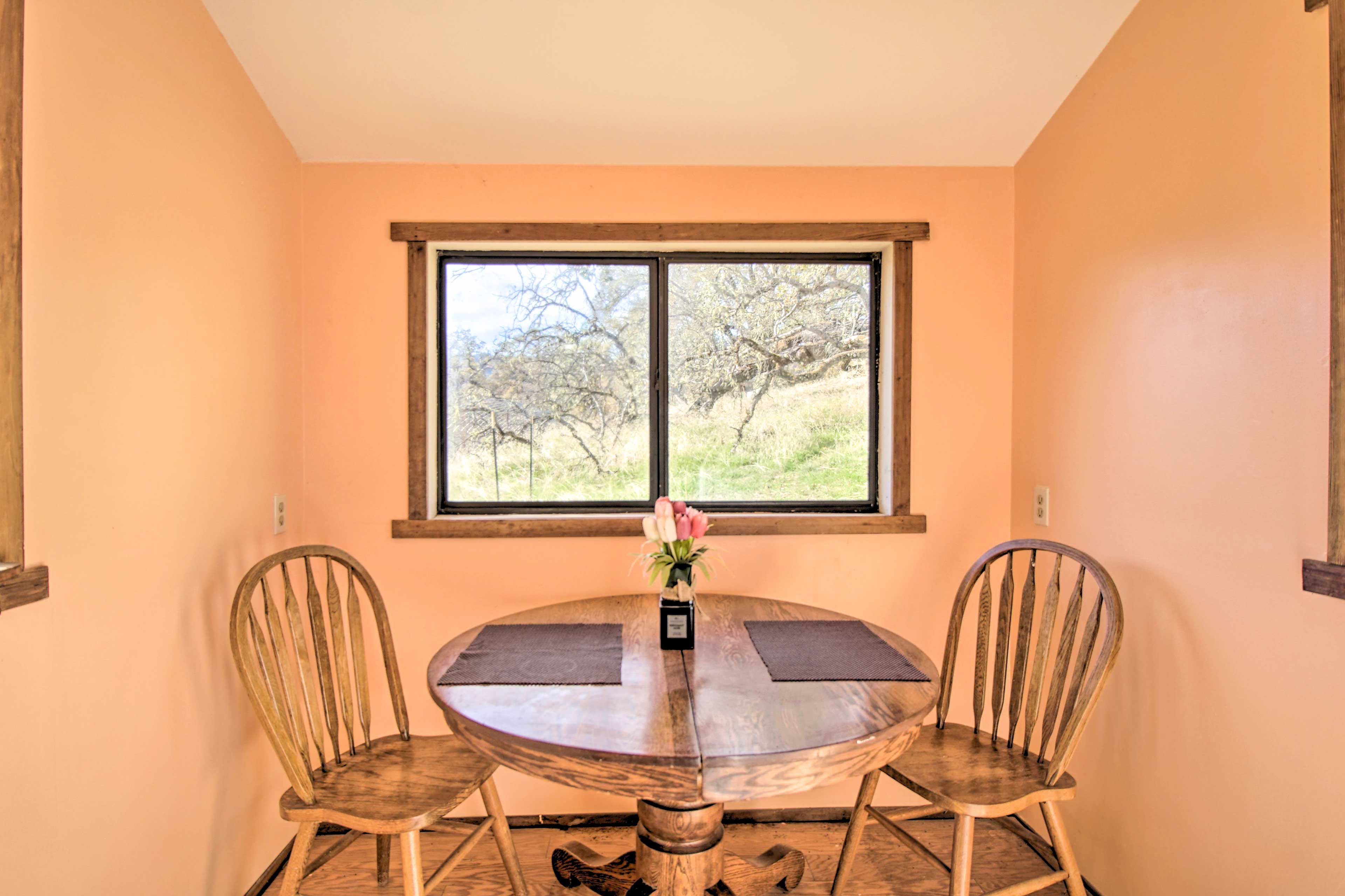 Dining Area | Dishware & Flatware Provided