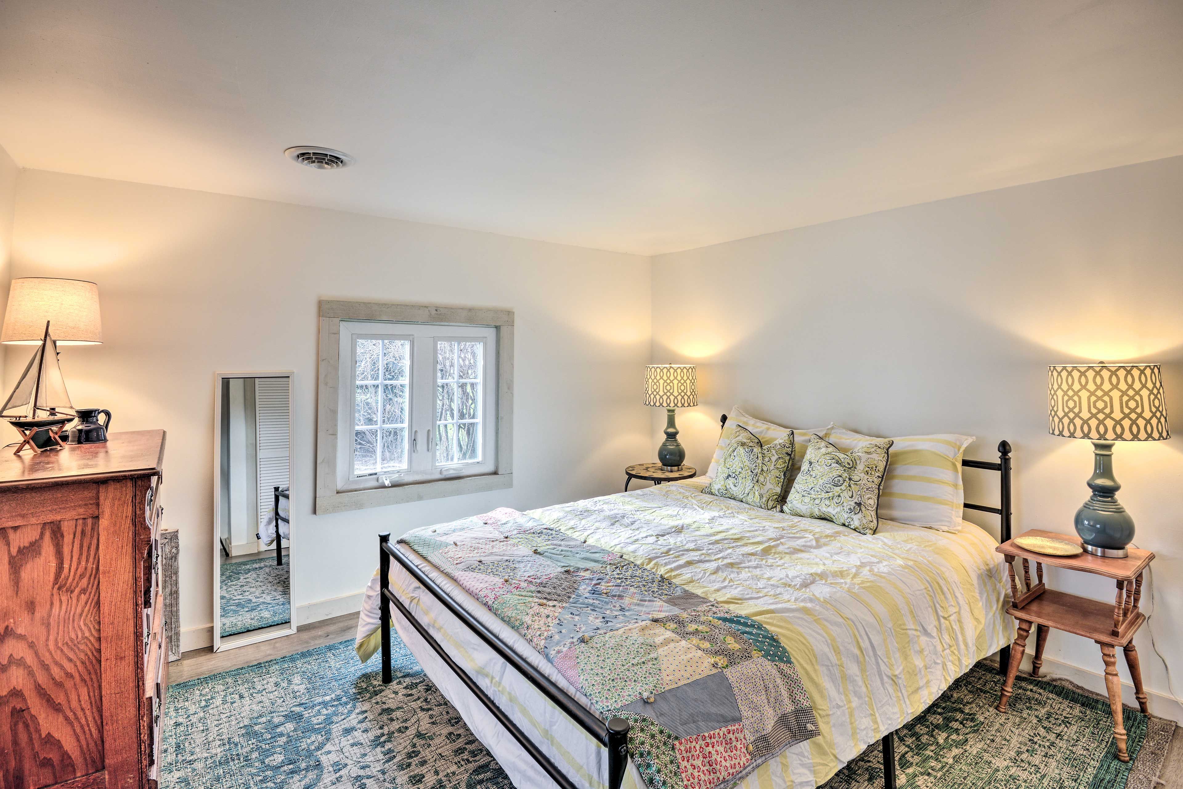 Bedroom 1 | Queen Bed