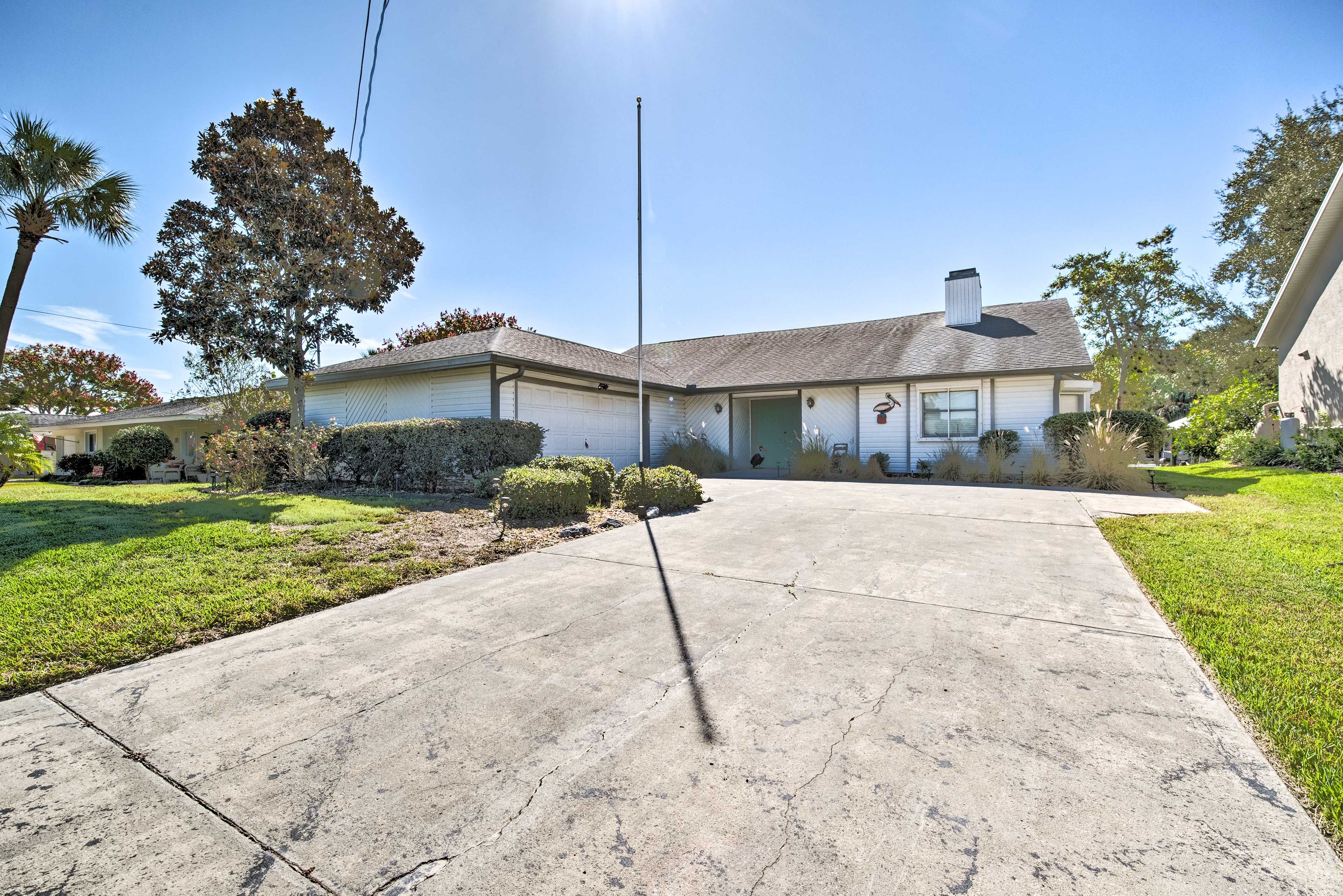 Property Exterior | Driveway (3 Vehicles)