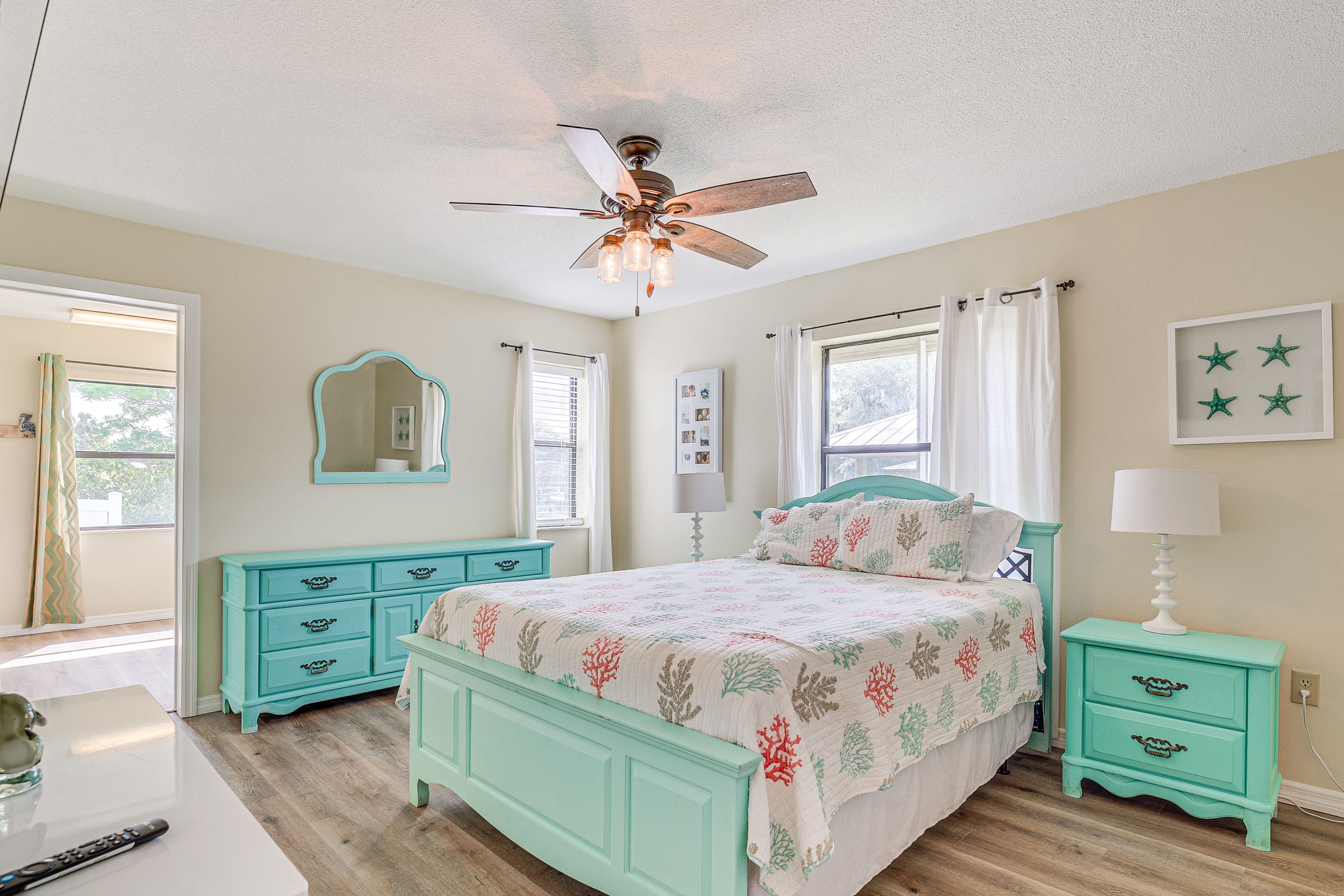 Bedroom 1 | Queen Bed | Smart TV