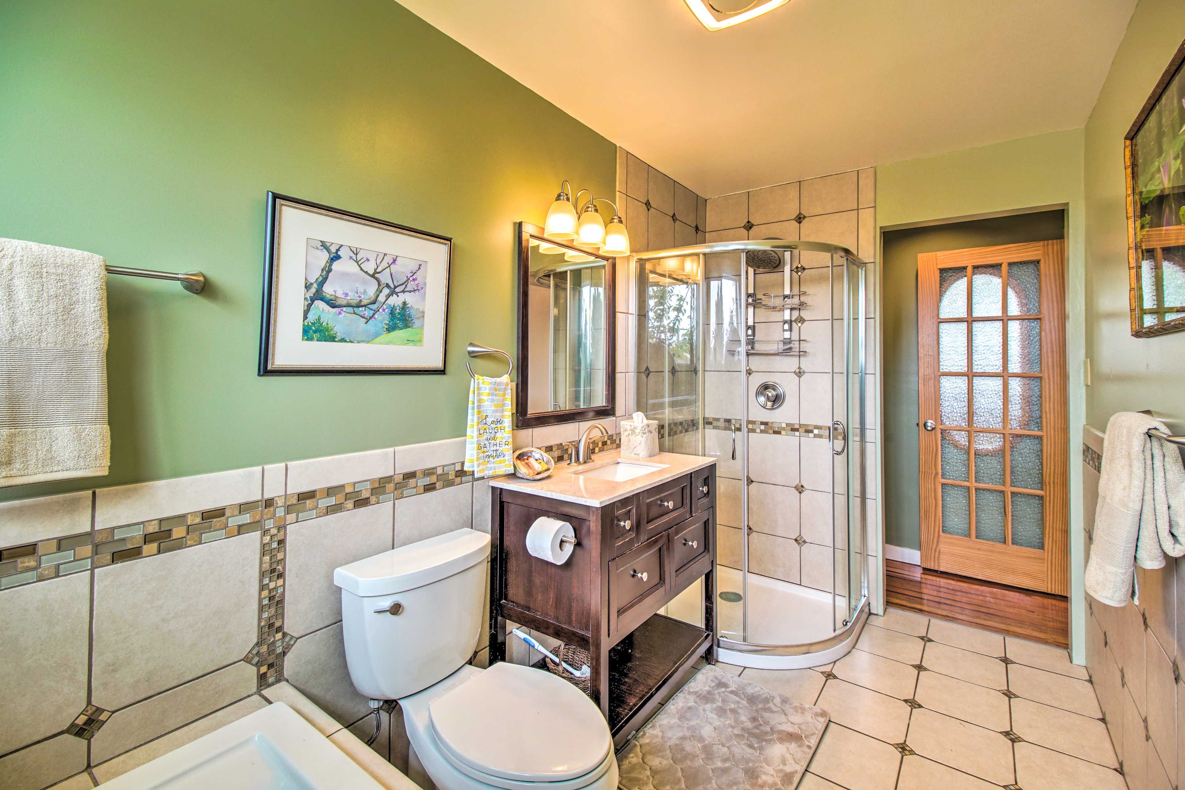 Full Bathroom | Complimentary Toiletries