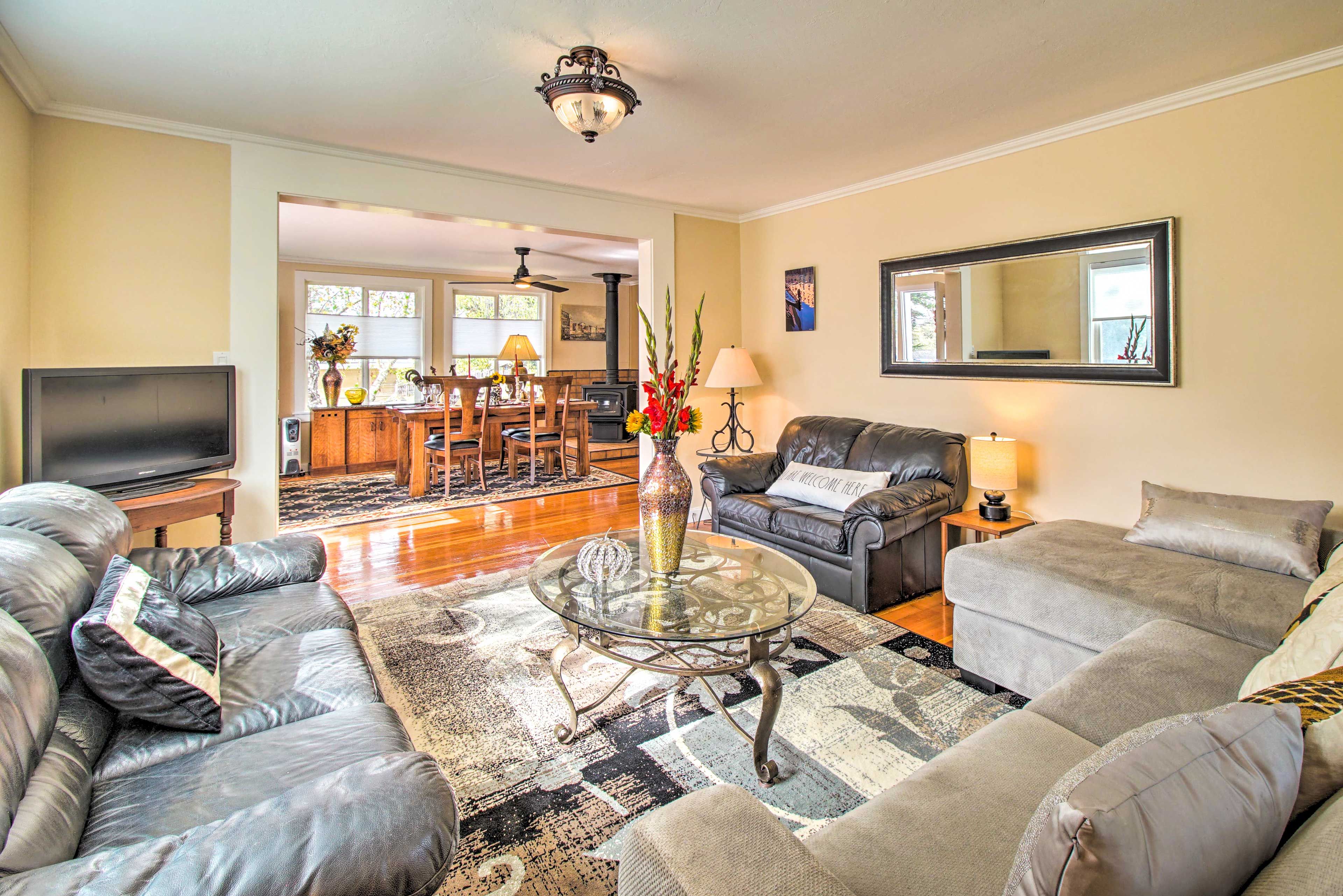 Living Room | Free WiFi | Smart TVs