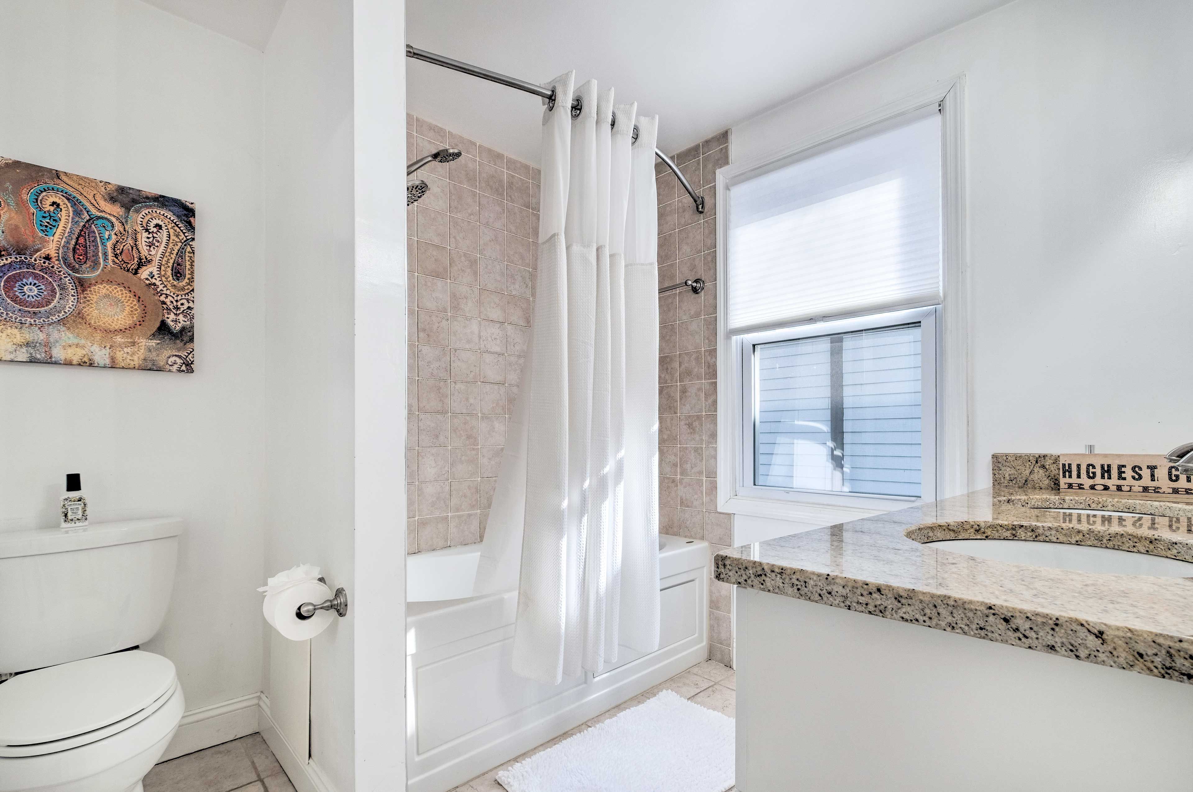 Full Bathroom | Towels Provided | 2nd Floor