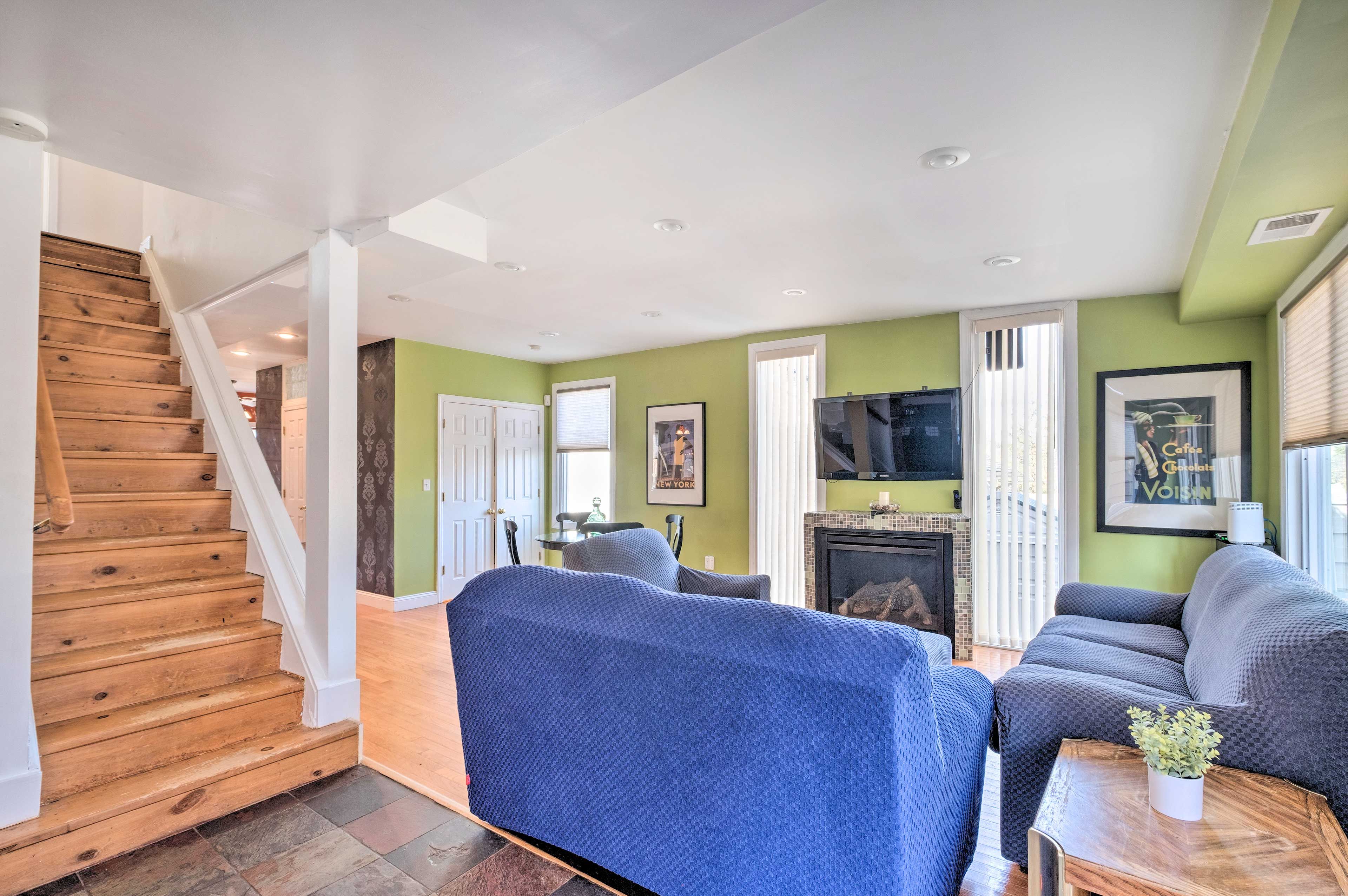 Living Room | Central Air Conditioning | Fireplace | Pack N' Play | 1st Floor