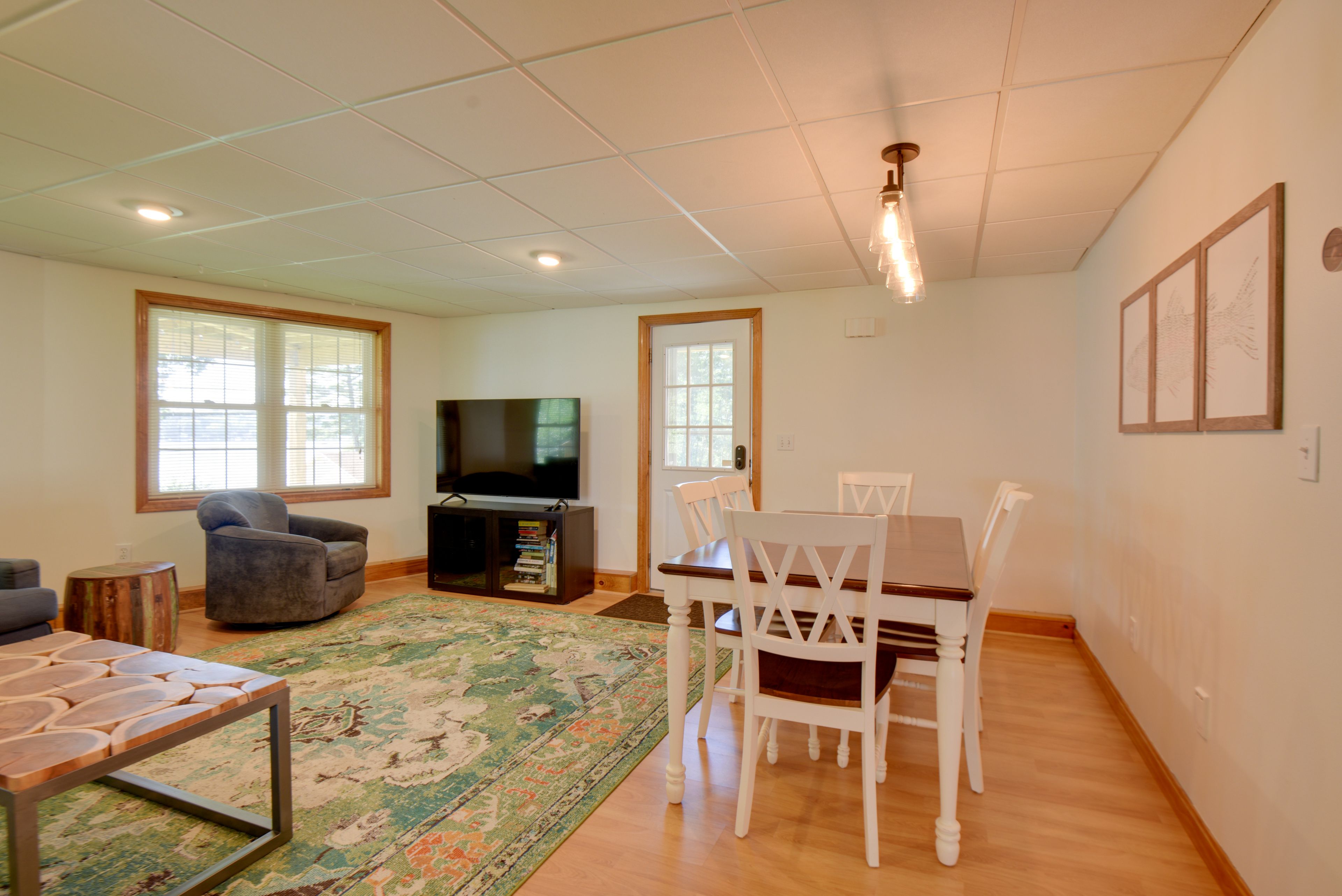 Dining Area | Dishware/Flatware Provided