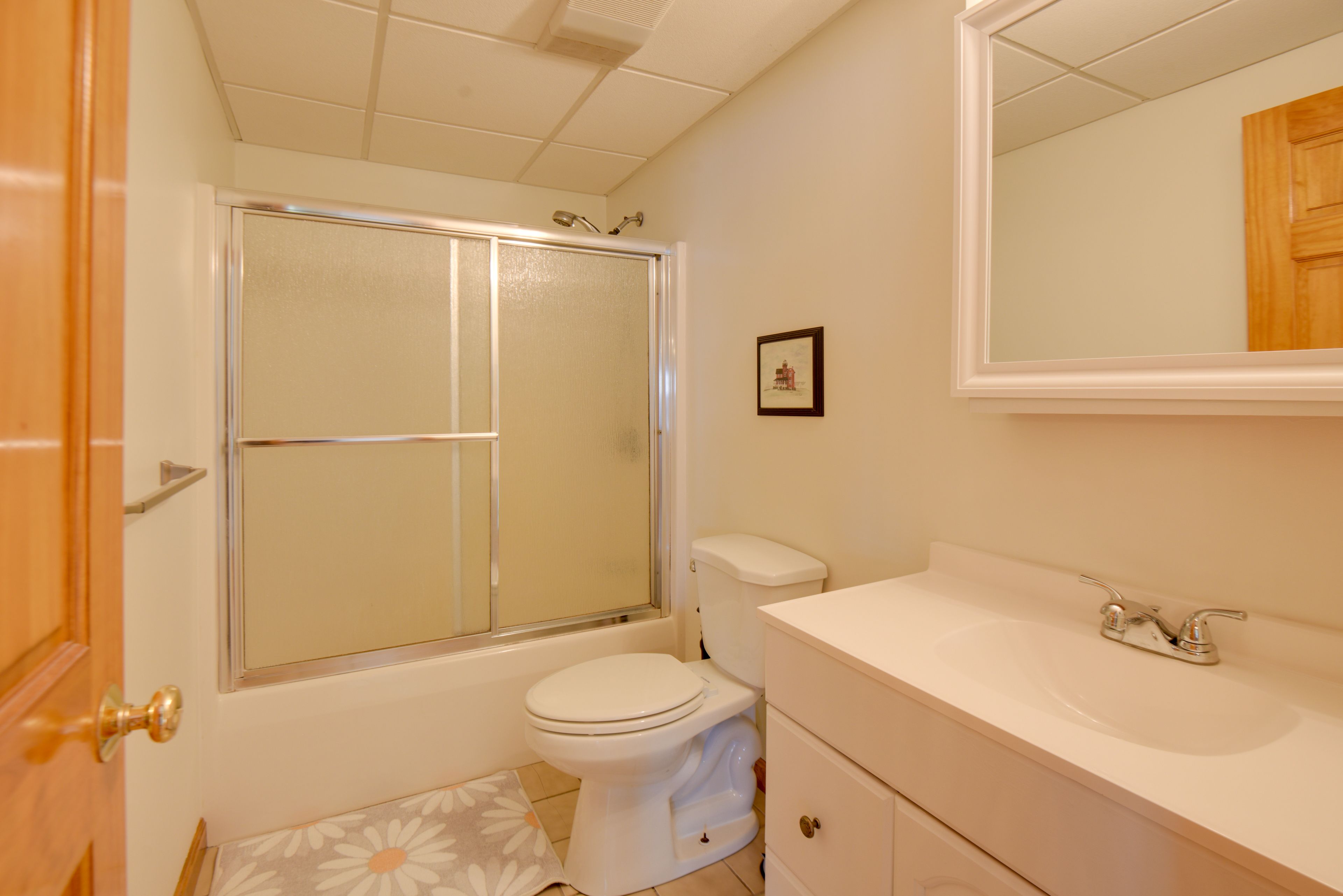 Full Bathroom | Towels Provided