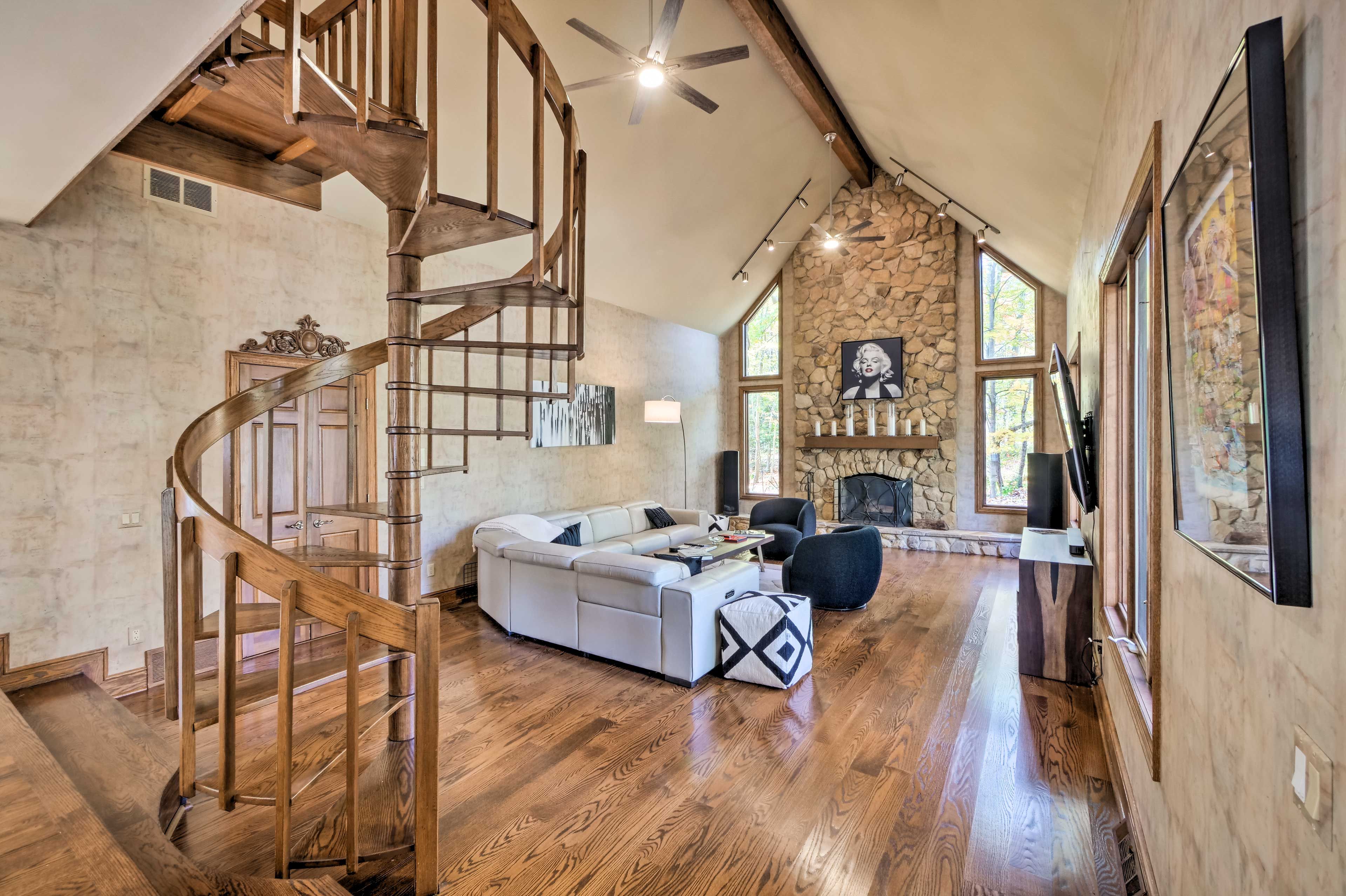 Living Room | 2,000 Sq Ft | Free WiFi