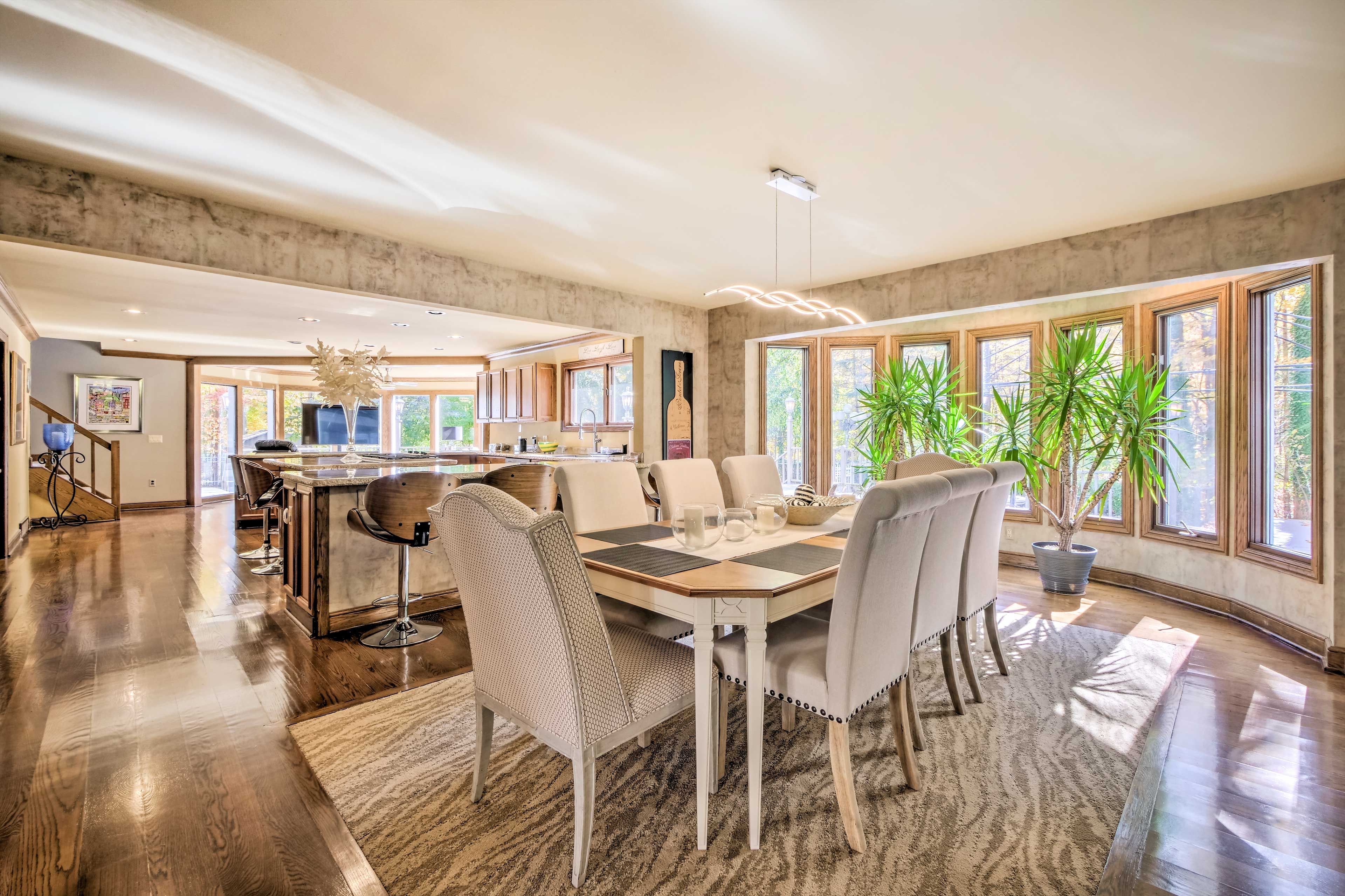 Dining Area | Dishware & Flatware Provided